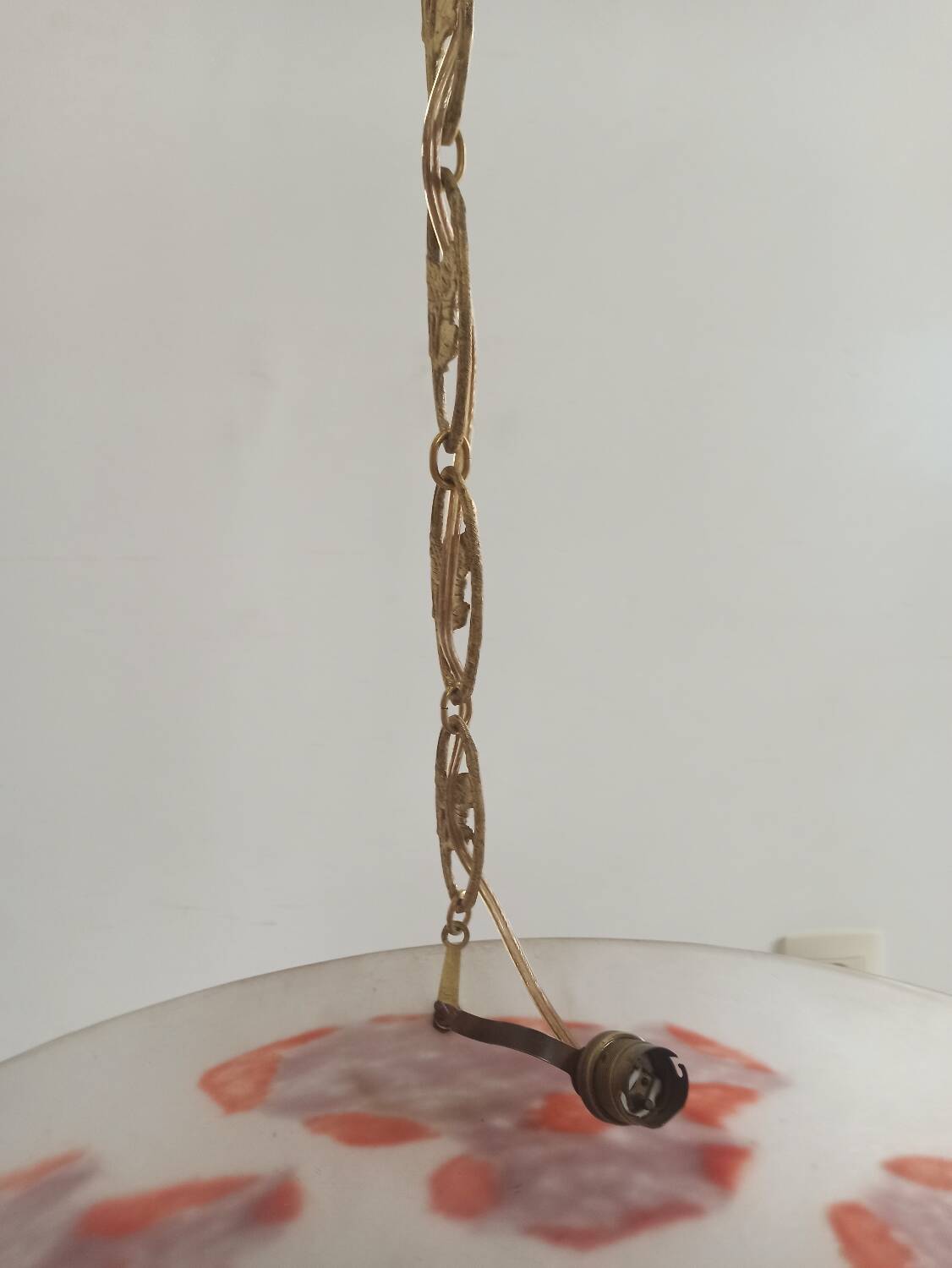 Art Deco suspension in glass paste and twisted brass chain signed Degué.