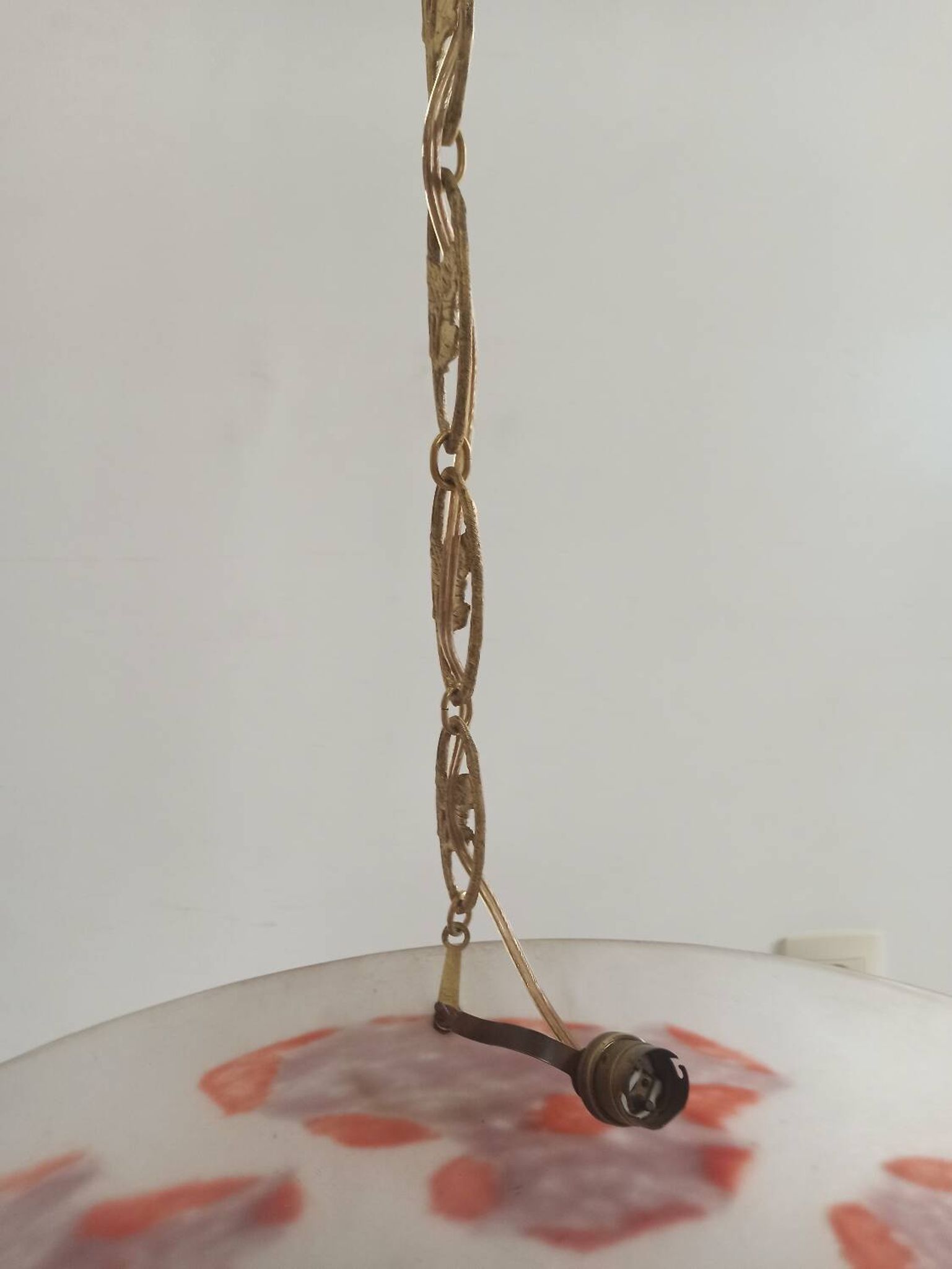Art Deco suspension in glass paste and twisted brass chain signed Degué.