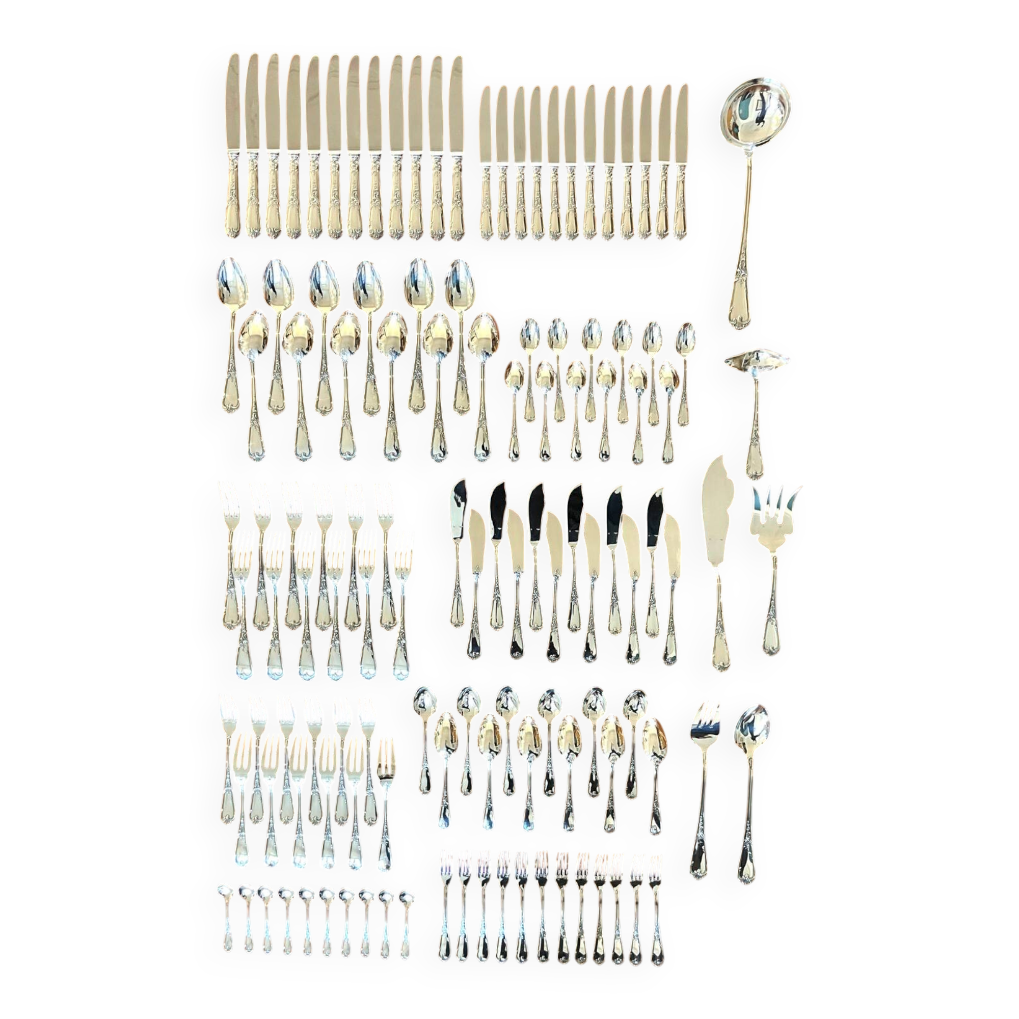 Ercuis cutlery set, 124 pieces, Louis XV style, in near-new condition.