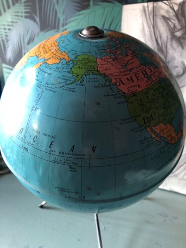 Globe terrestre vintage en tôle peinte signé Taride vers 1960