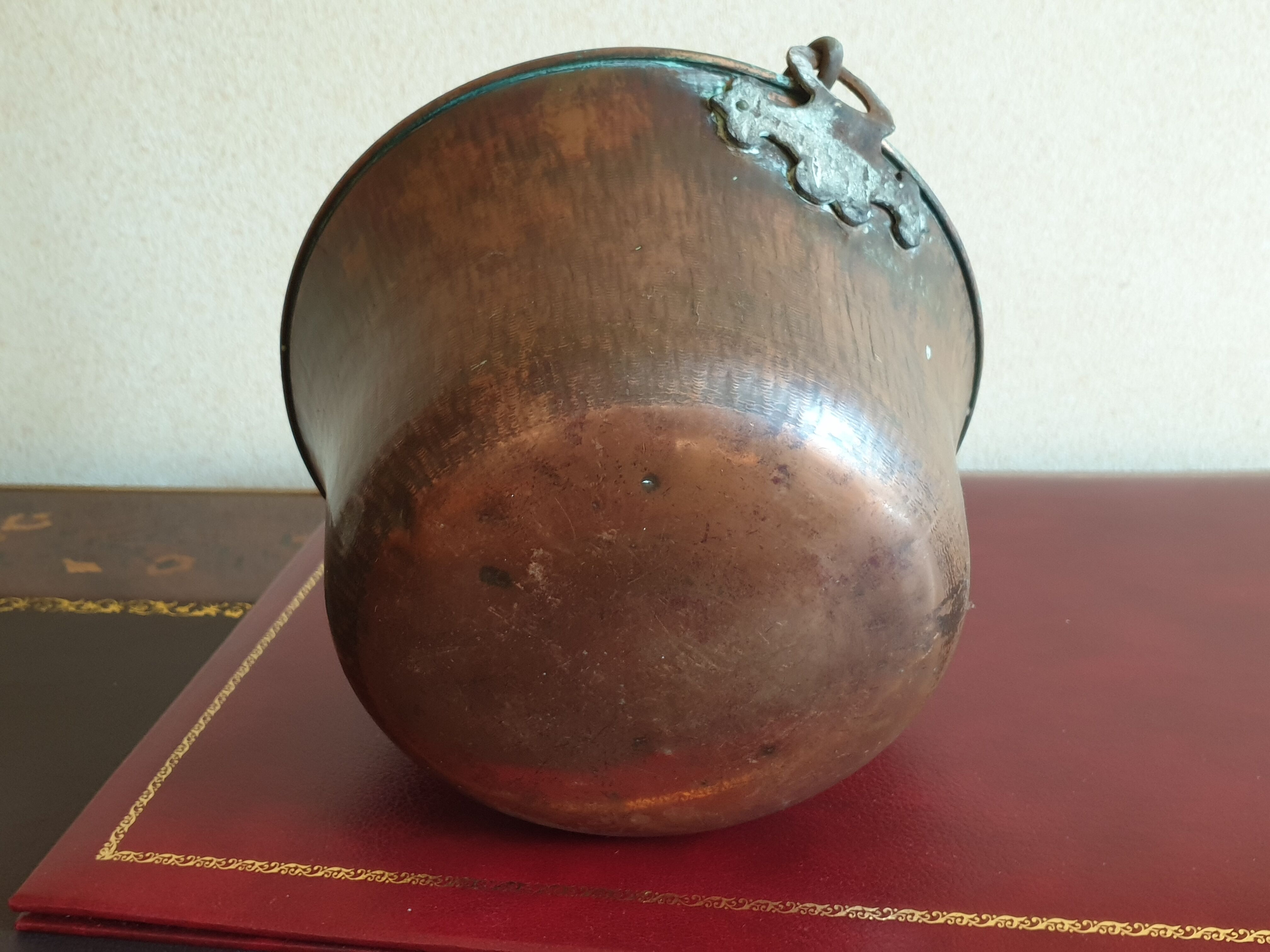 Old fireplace pot in solid copper, beautiful decoration