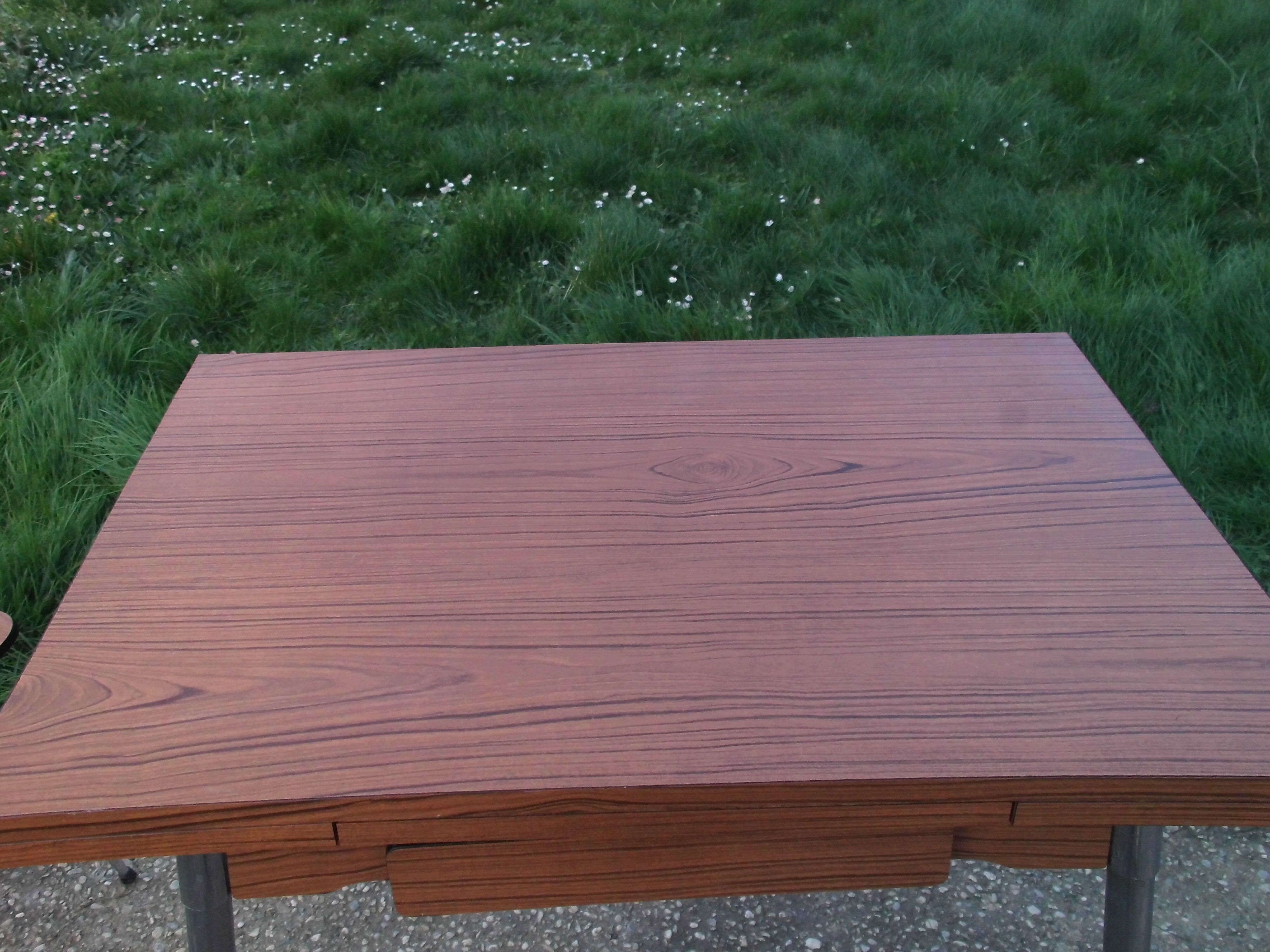 Table and its 2 chairs in brown formica Supermatic
