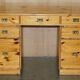 Bureau jumeau à deux caissons de campagne militaire en pin fait main, vintage 20e siècle