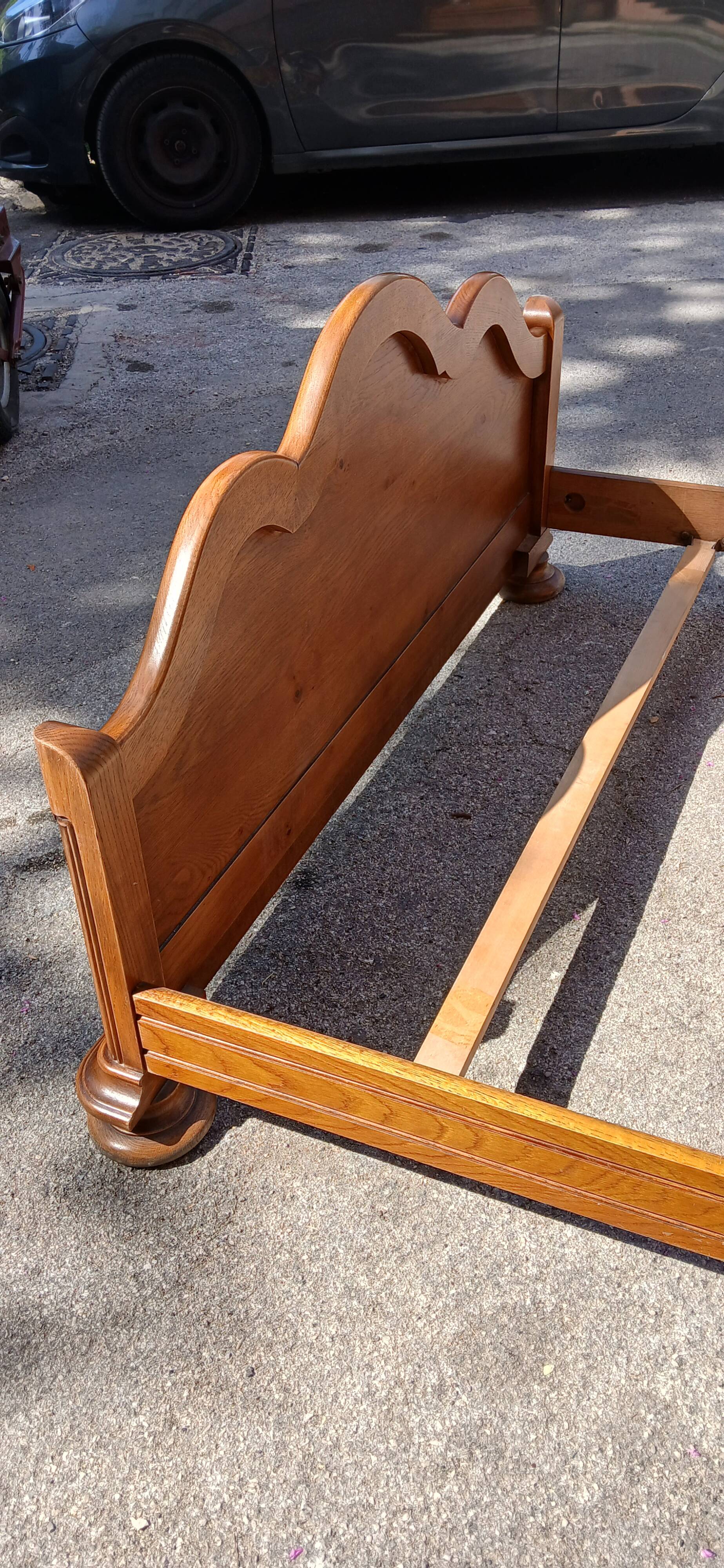 Double bed in solid oak.