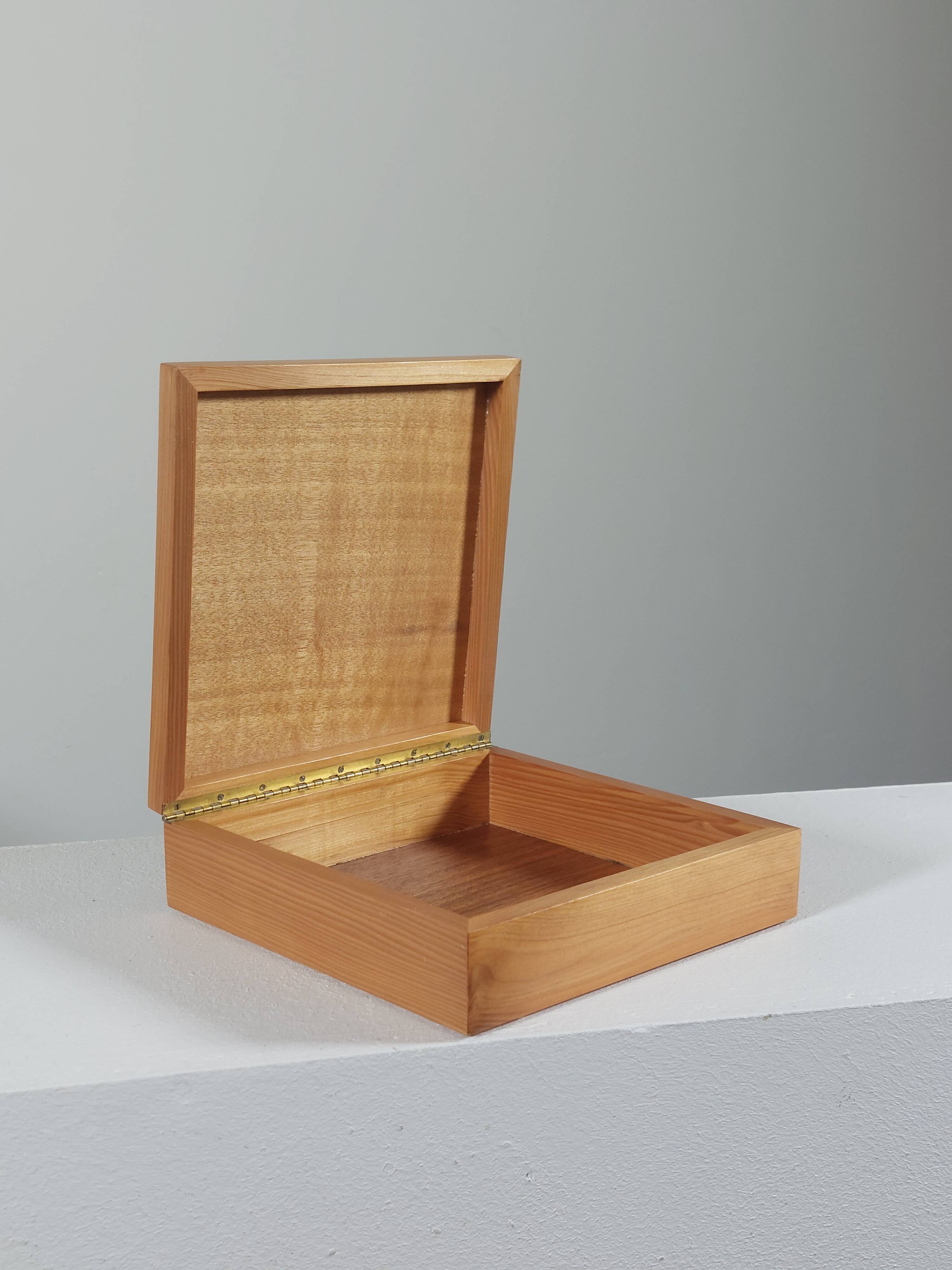 Boîte en bois vintage faite à la main avec des incrustations.