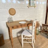 Farmhouse table with turned legs