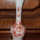 Vase soliflore en verre opaline soufflé à décor de fleurs