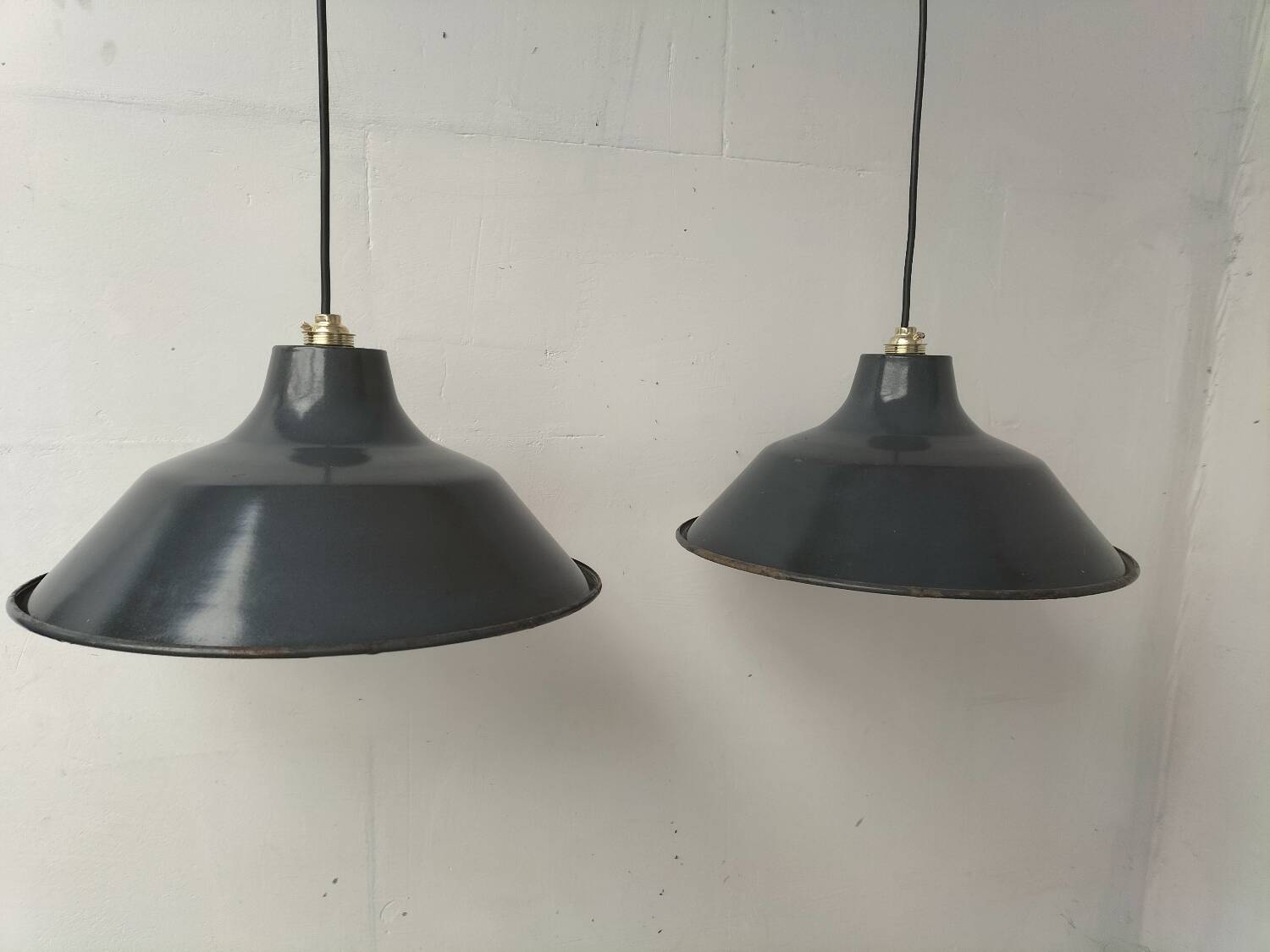 Pair of enamelled sheet metal suspensions