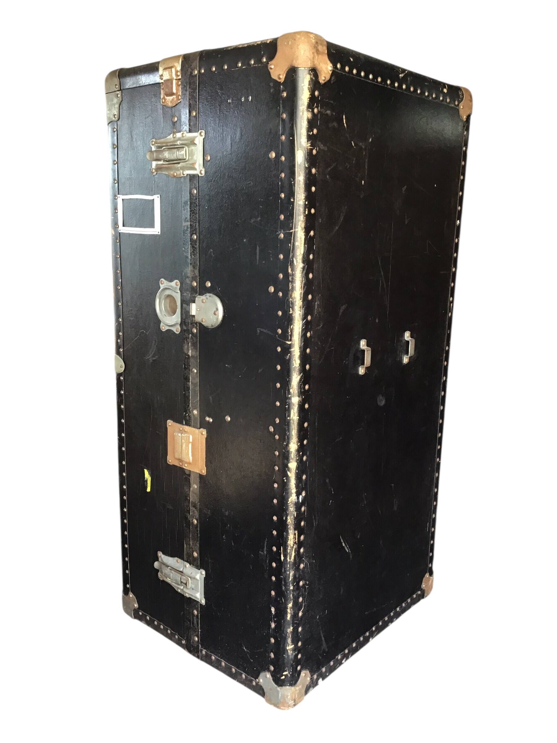 Antique vertical cabin trunk – 109 cm – parchment interior