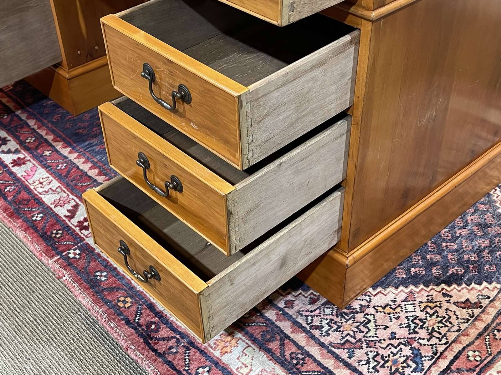 Bureau plat à caissons anglais des années 1950 en if