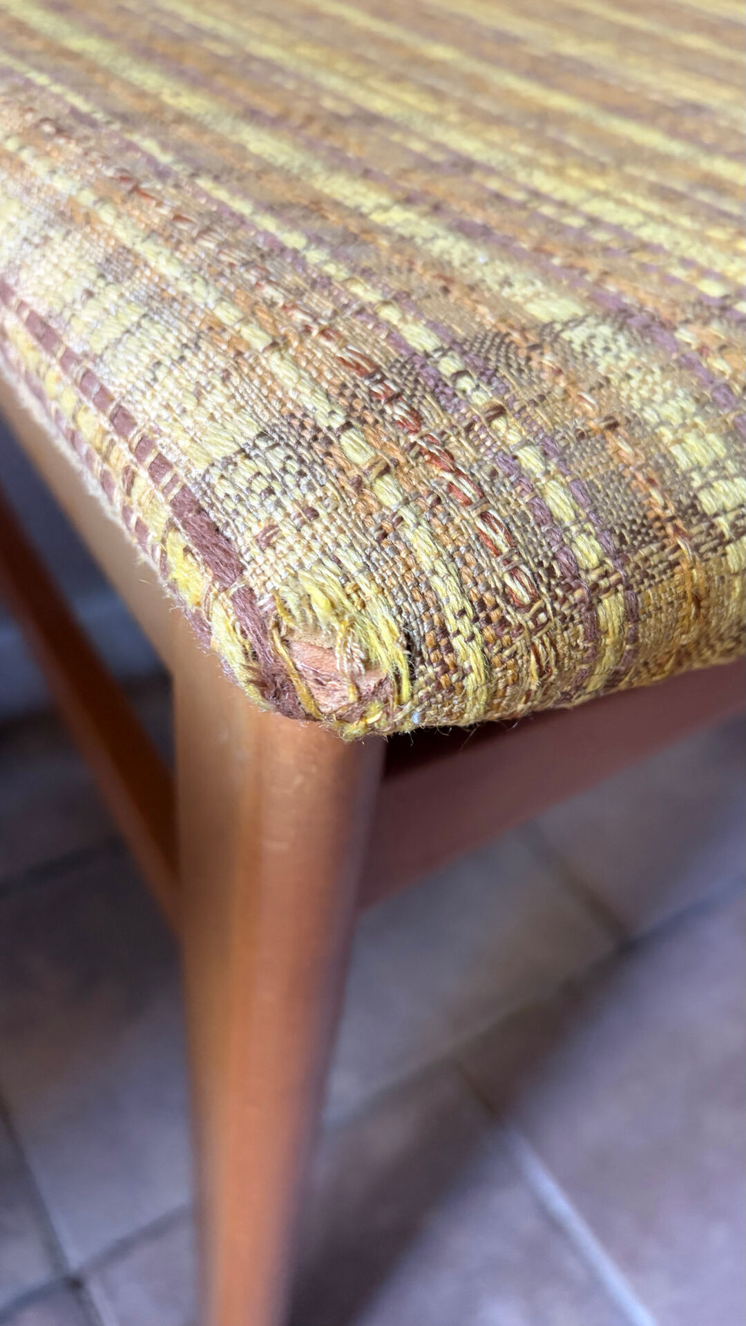 Set of 4 vintage Scandinavian chairs - Teak and mustard fabric