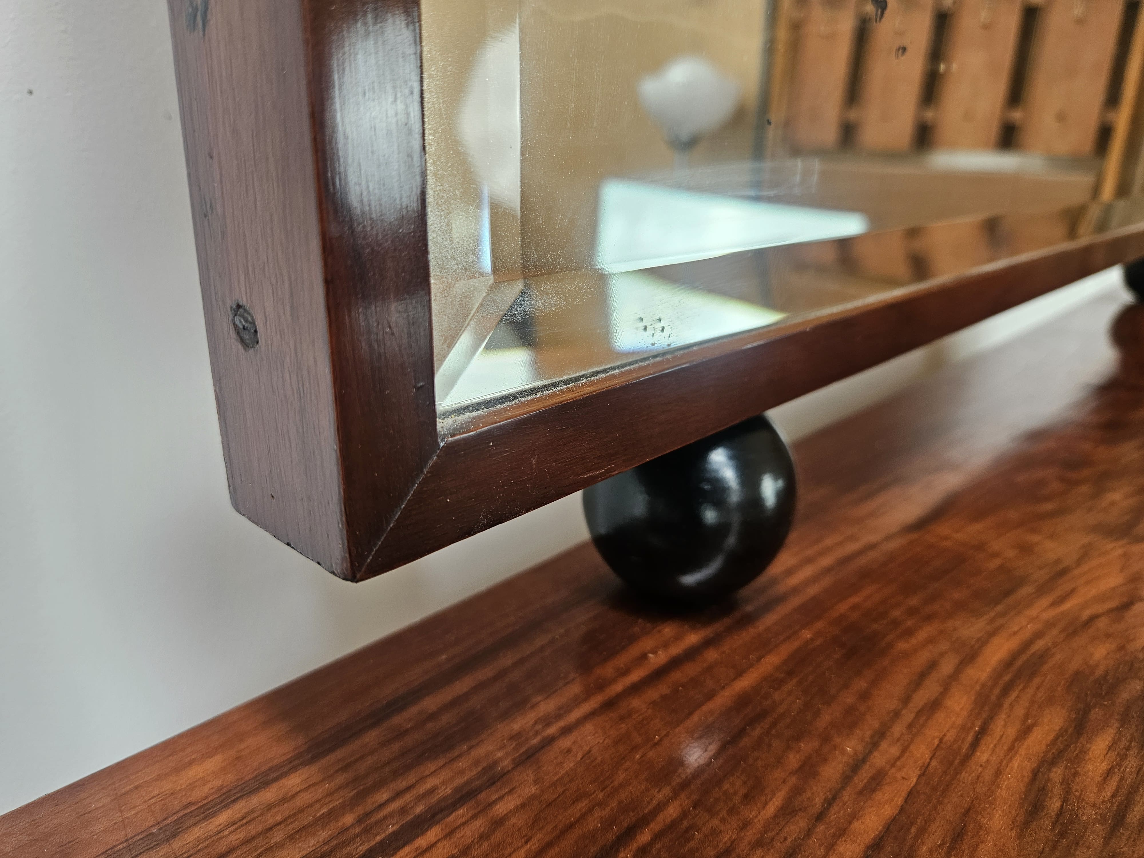 Exclusive 1940s Art Decò sideboard in walnut burl with mirror