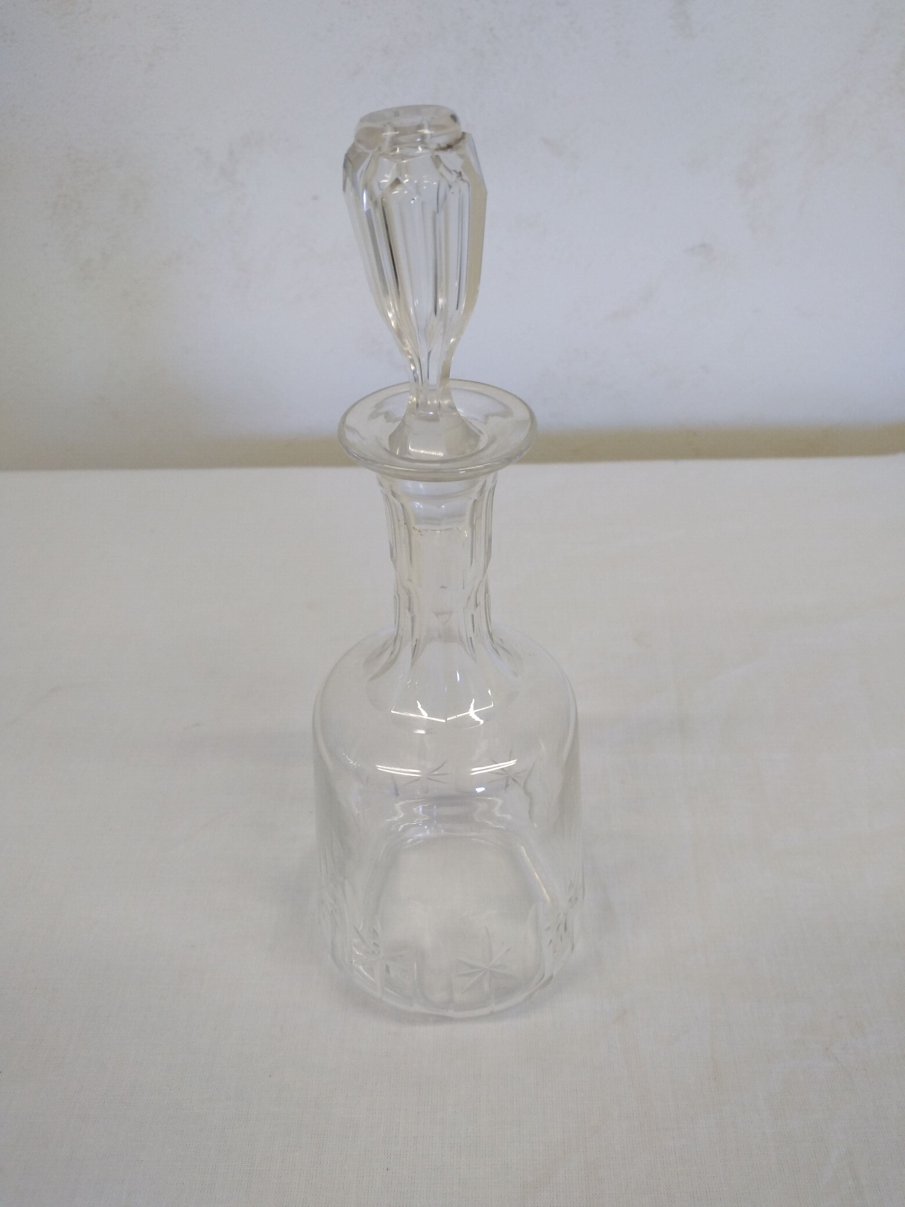 Numbered crystal decanter with stopper