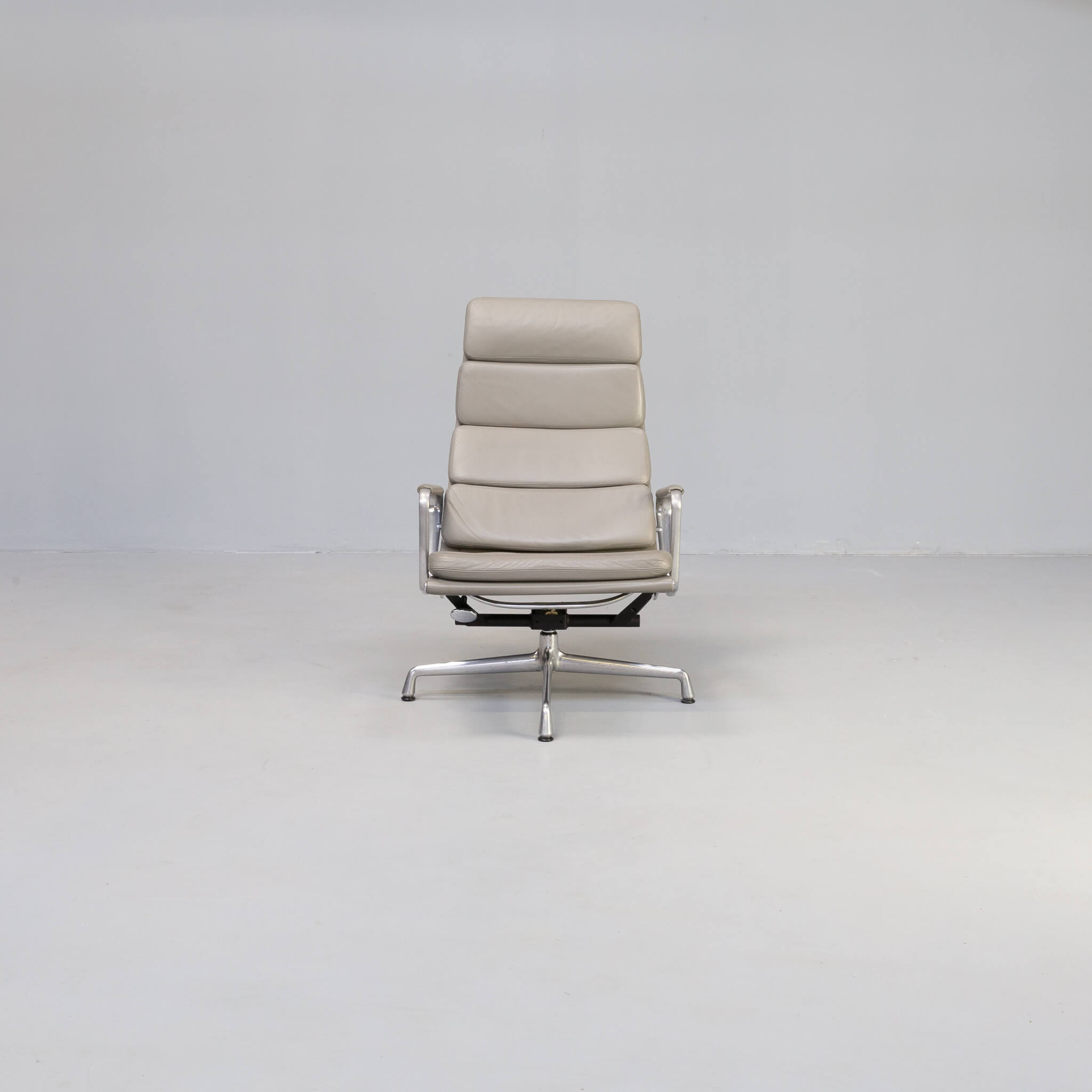 Charles and Ray Eames EA222 soft pad lounge fauteuil for Vitra