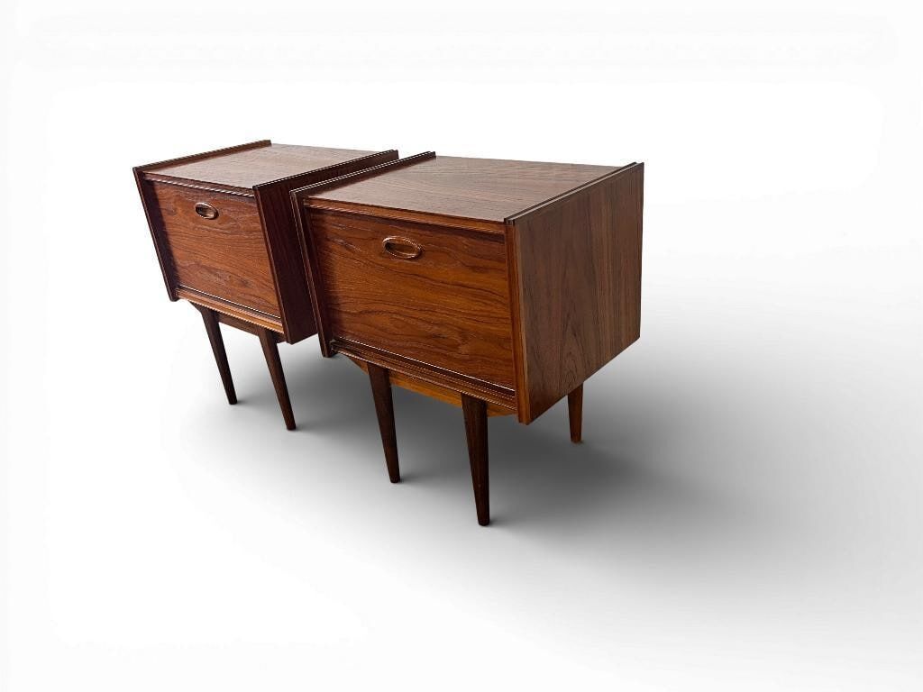 Set of 2 vintage bedside tables / night tables / mini cabinets