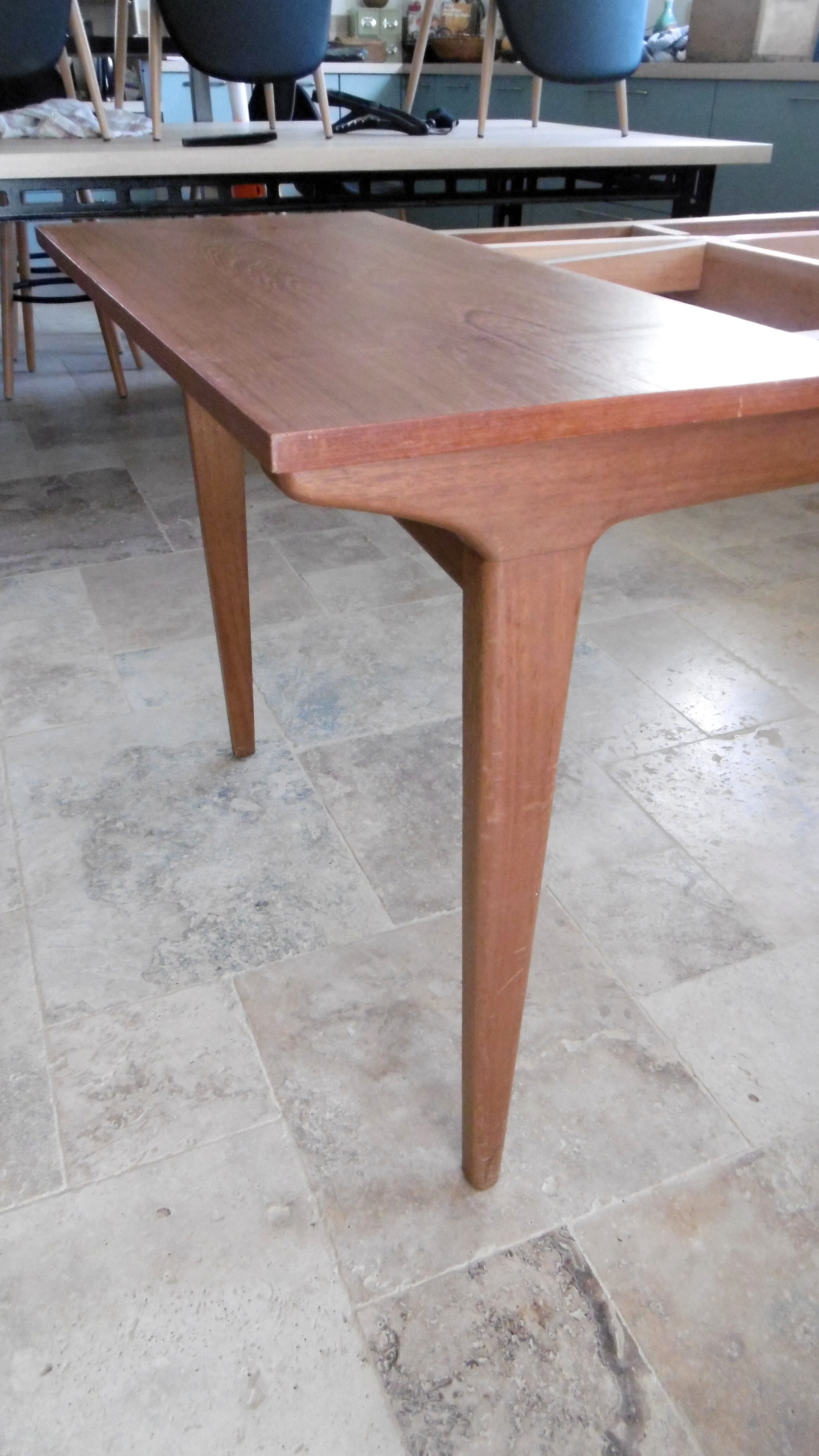 Table avec deux allonges et ses 6 chaises scandinave en teck des années 1970