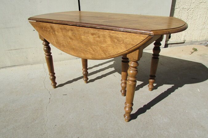 Extendable dining room table