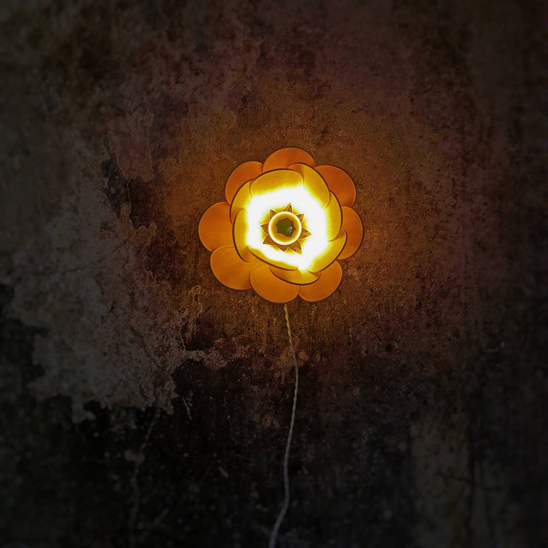 Wall lamp flower with petal design in rattan and linen