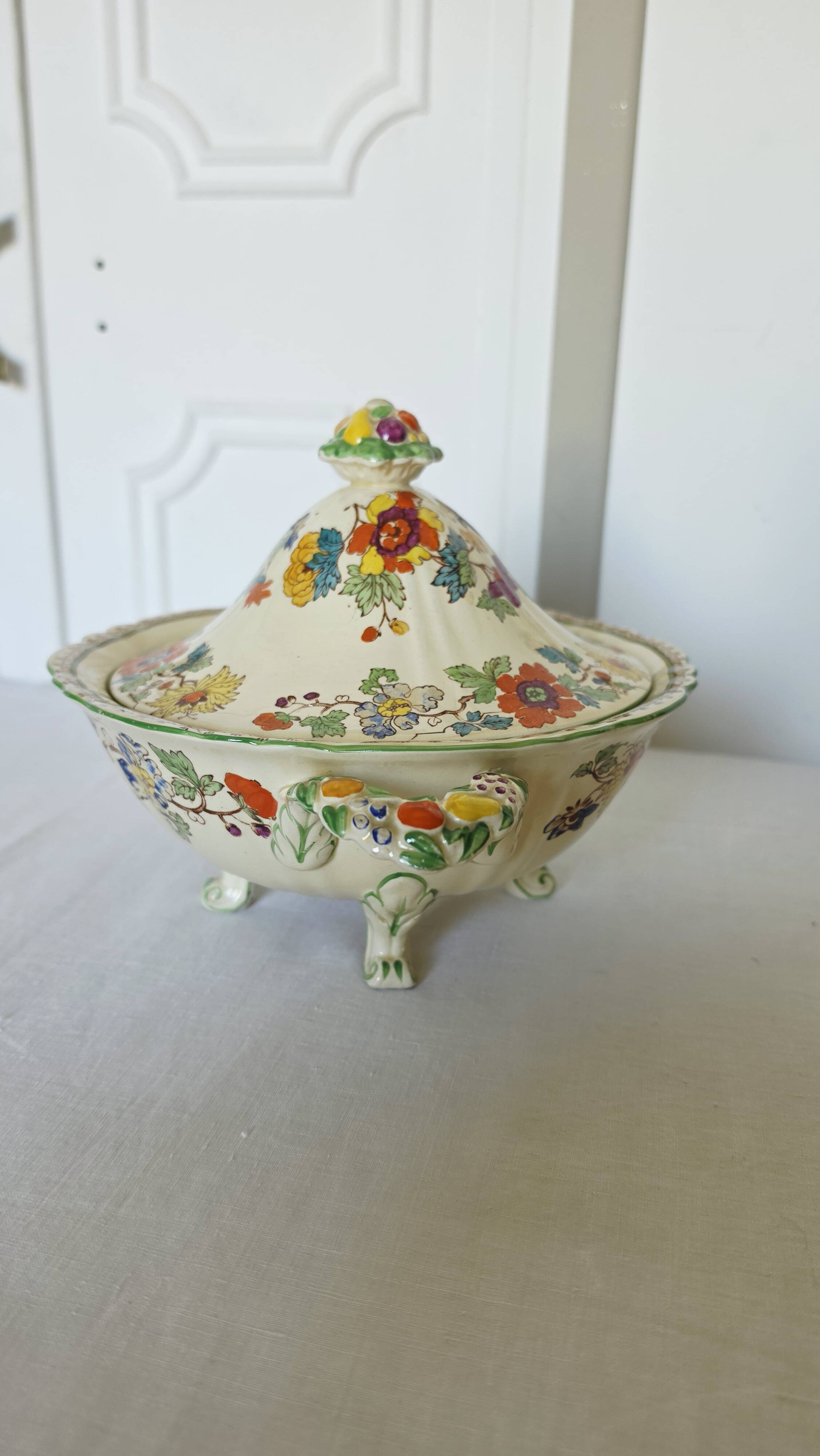 Antique soup tureen on feet from the prestigious English manufacturer Mason's,