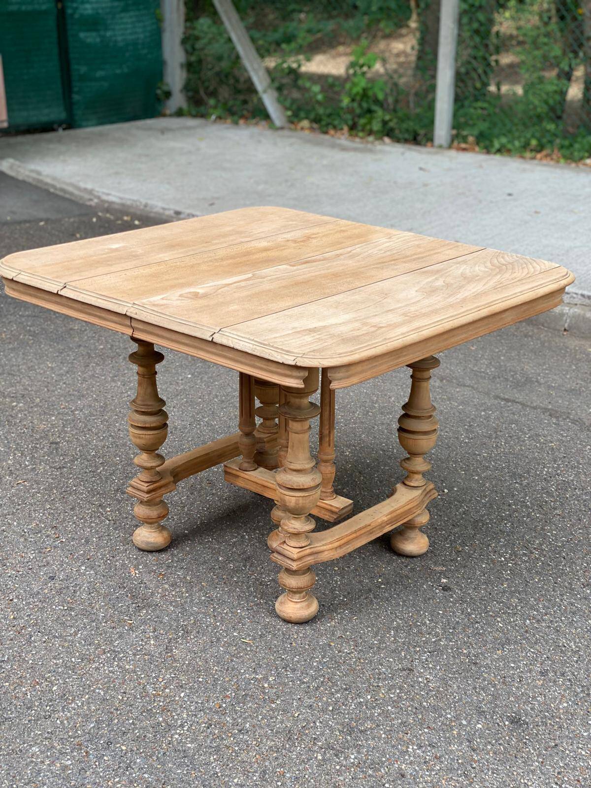 Table à manger Henri II en chêne massif décapée du XIXème