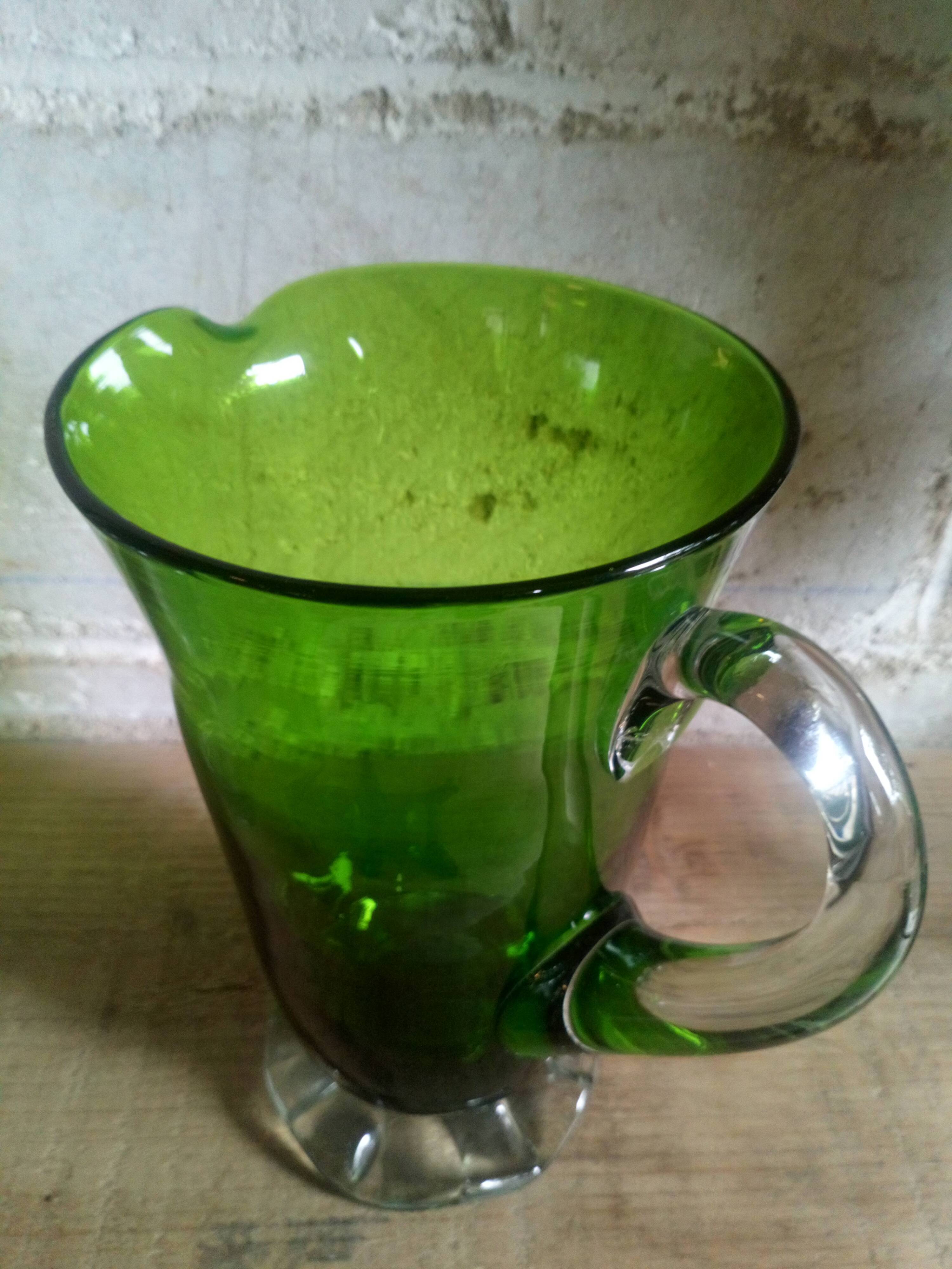 Deux pichets en verre soufflé vintages