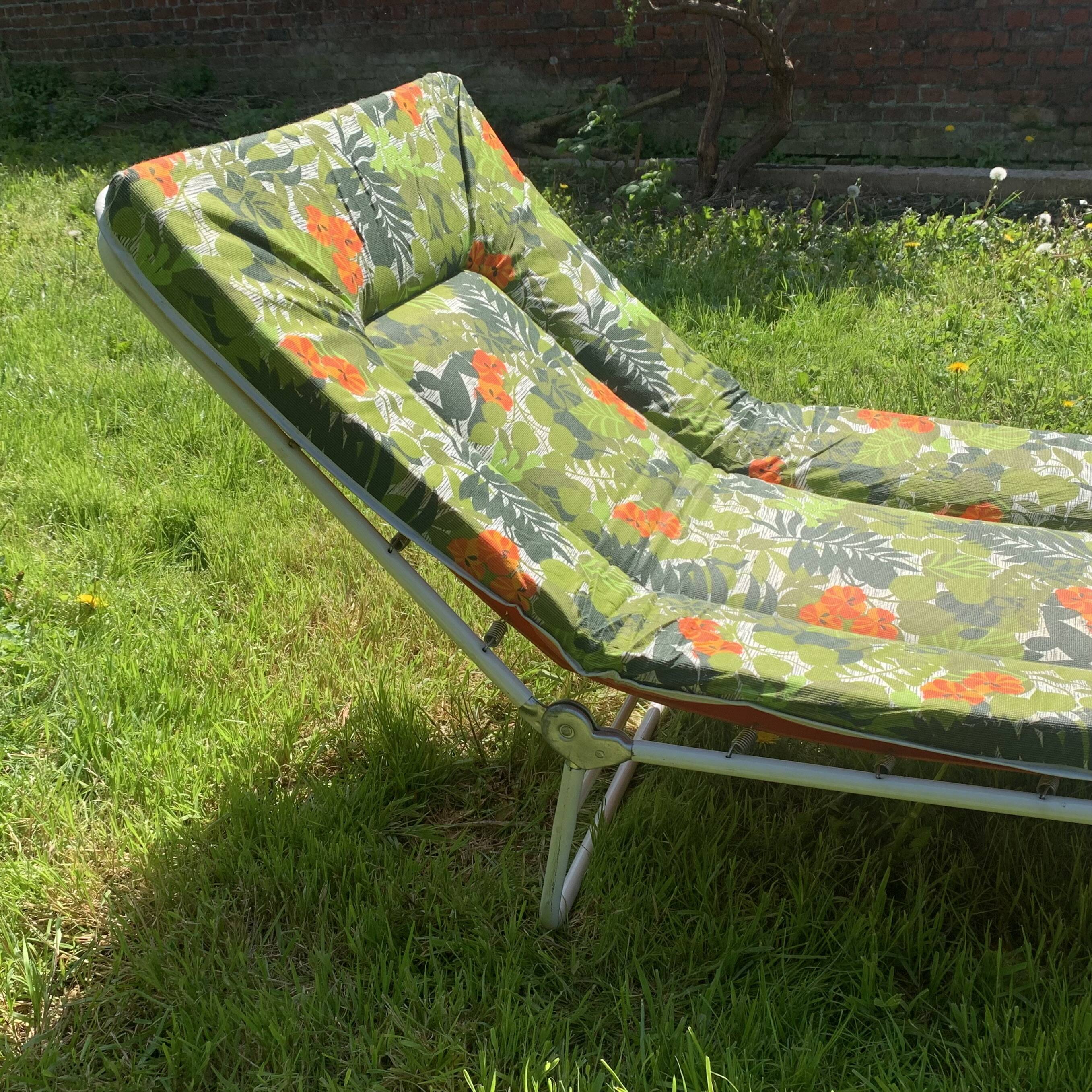 Bain de soleil vintage - transat au décor floral