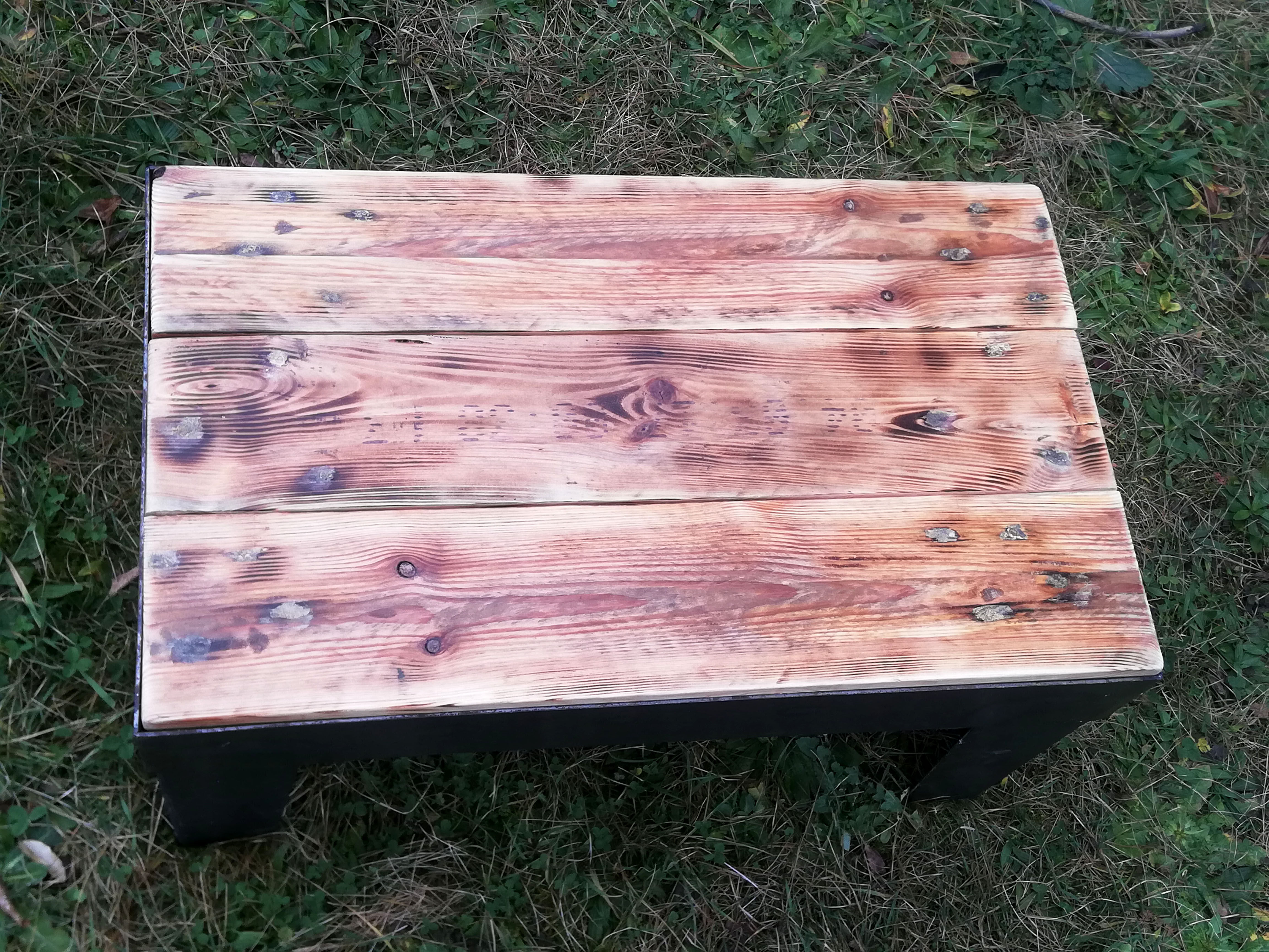 Table-basse industrielle en métal et bois