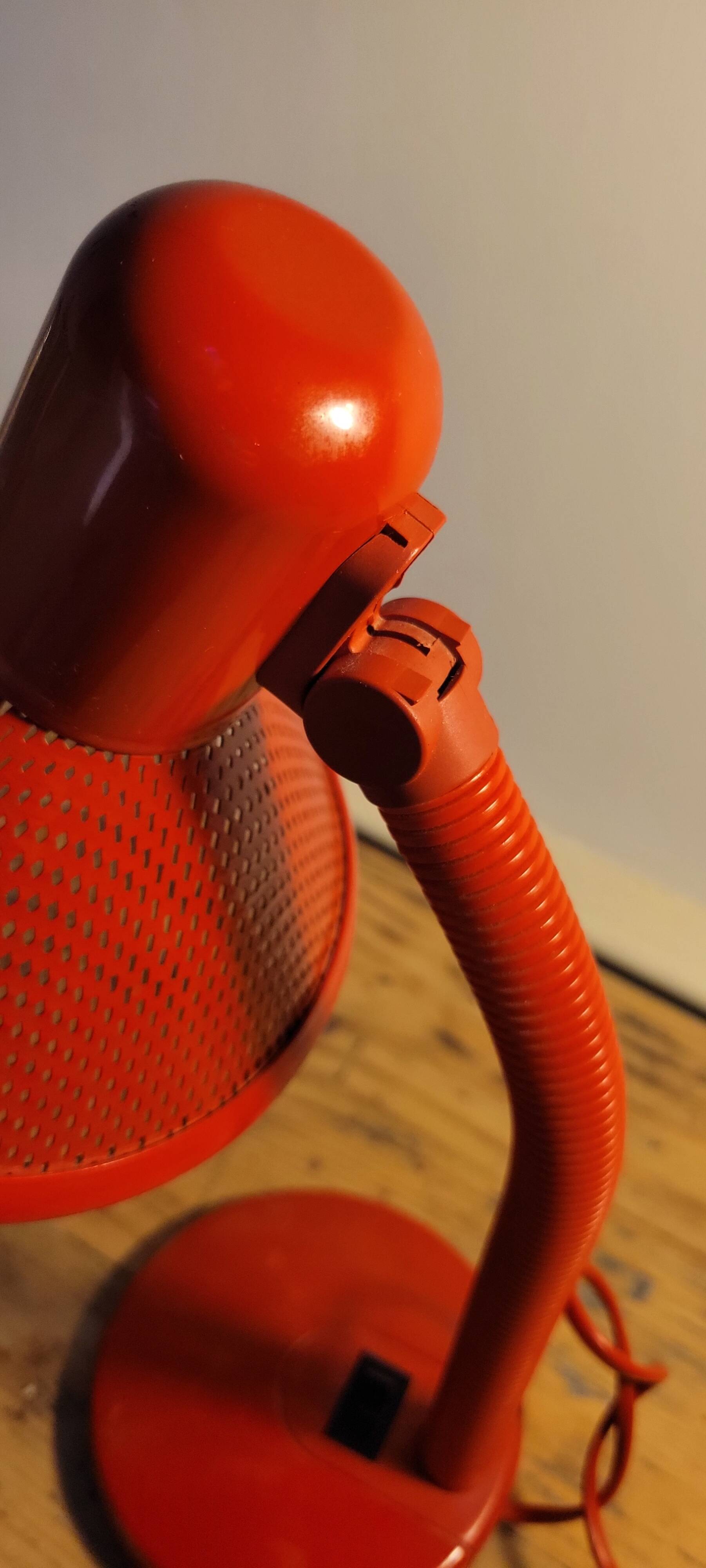 Lampe de chevet rouge vintage années 80 fonctionne abat jour métal perforé