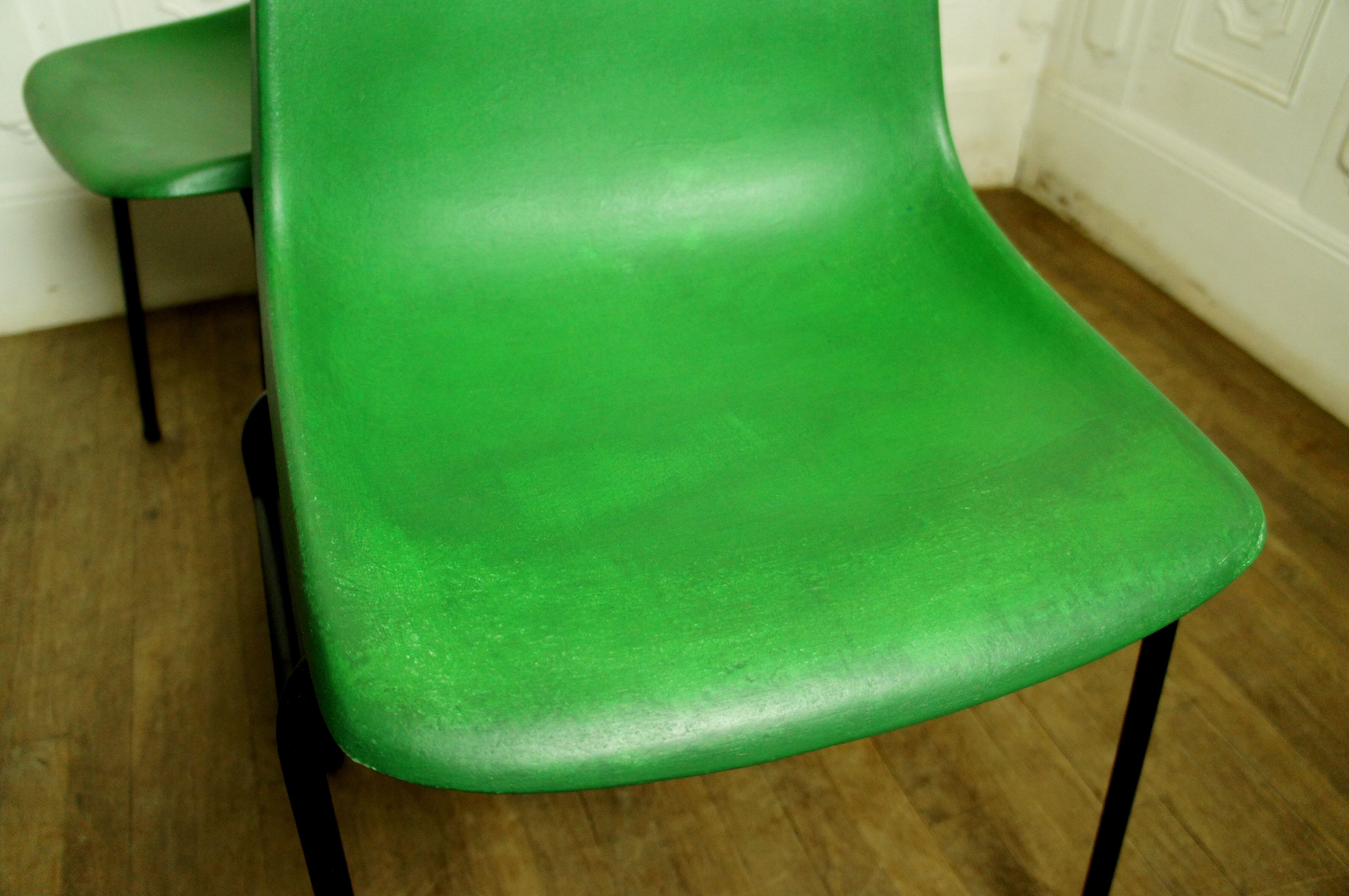 Pair of stackable Grosfillex M4 hull chairs