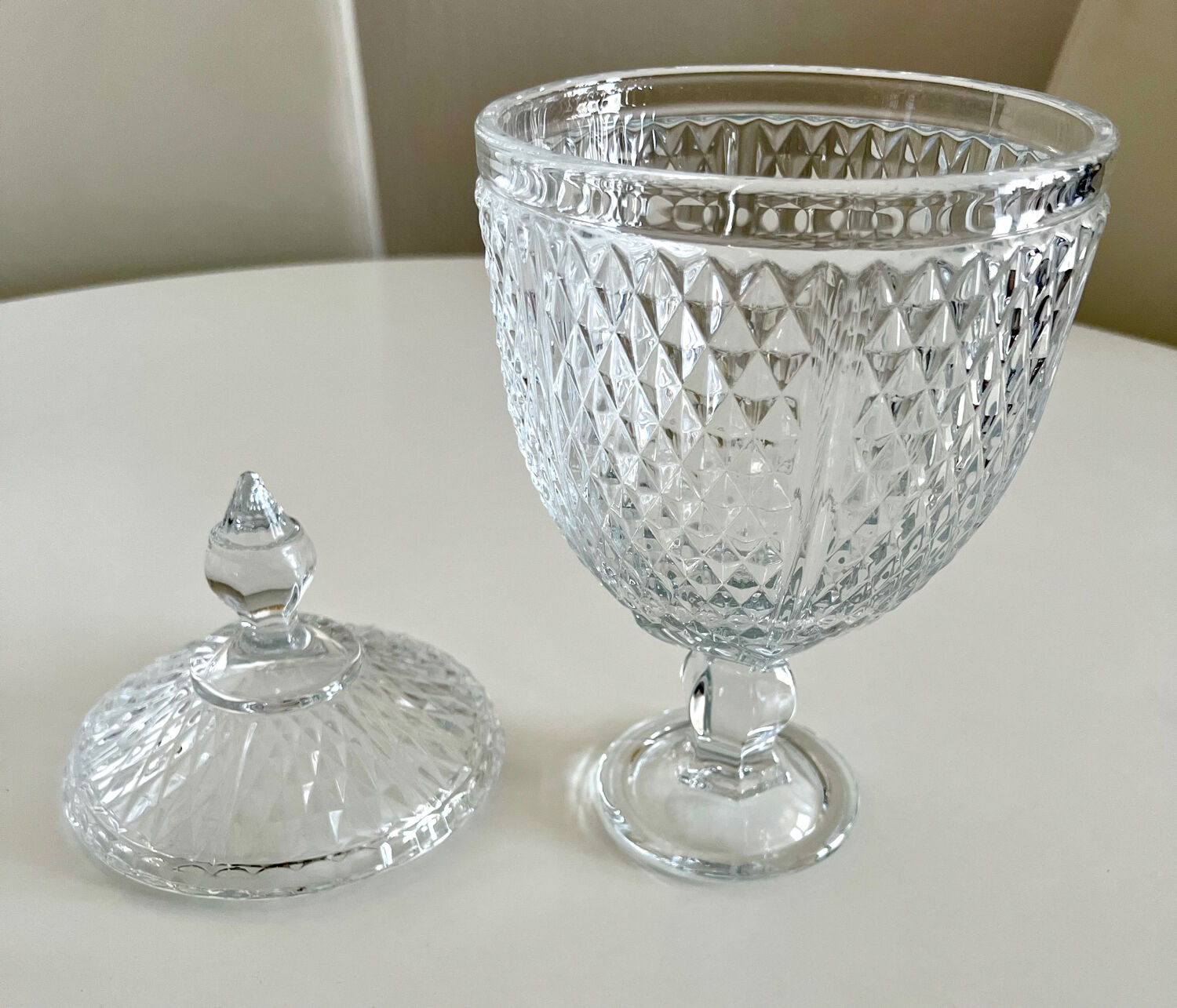 Bonbonnière en verre sur pied avec couvercle