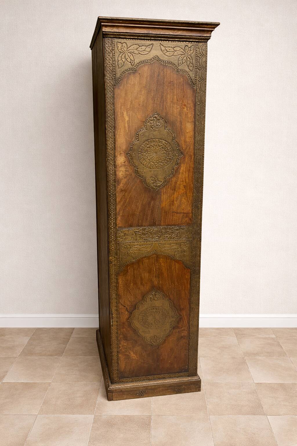 Carved wooden wardrobe and repoussé metal – Indian inspiration – 20th century