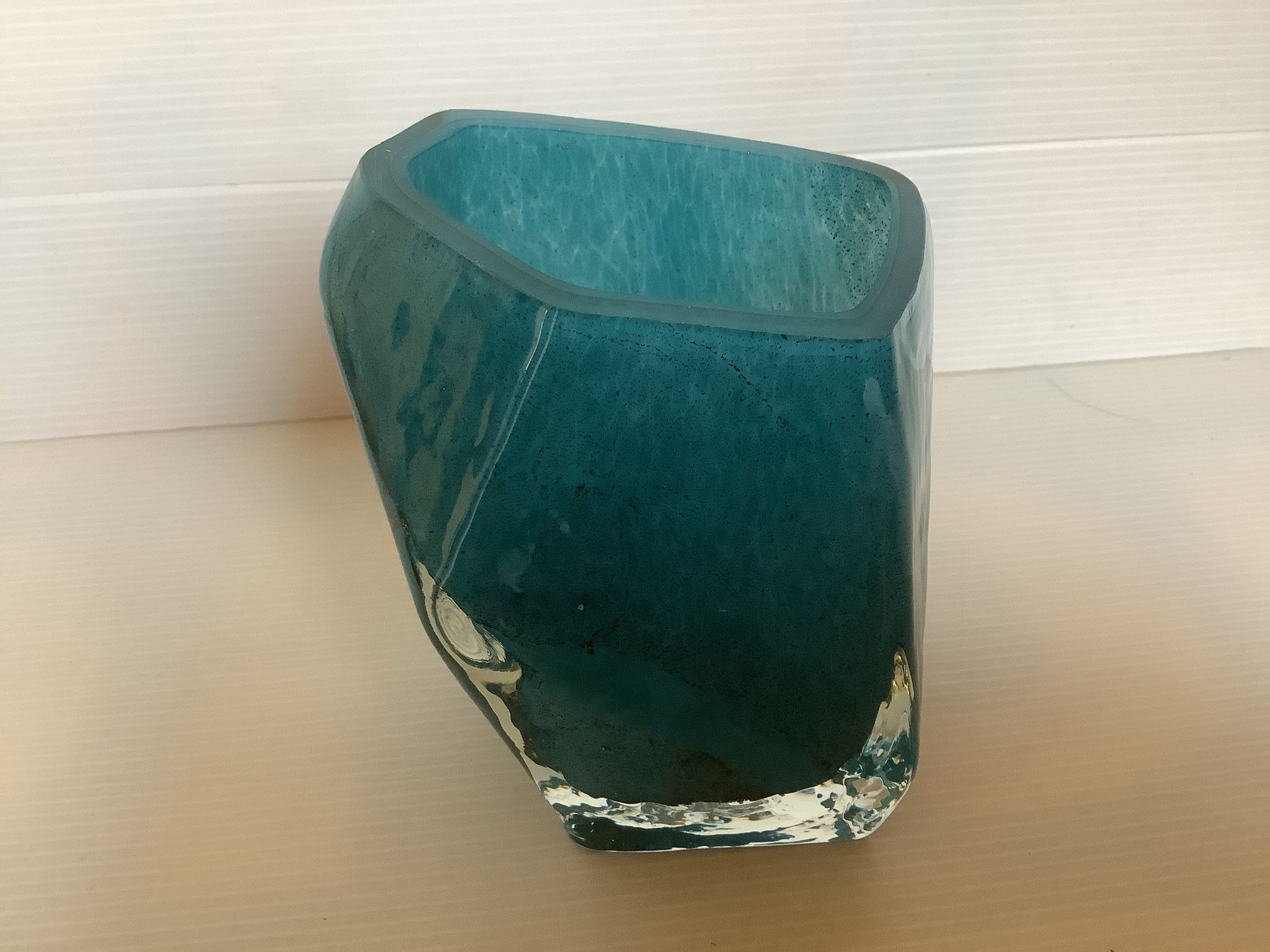 Vase Pentagone bleu et doré pâte de verre