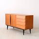 Buffet scandinave avec détails noirs