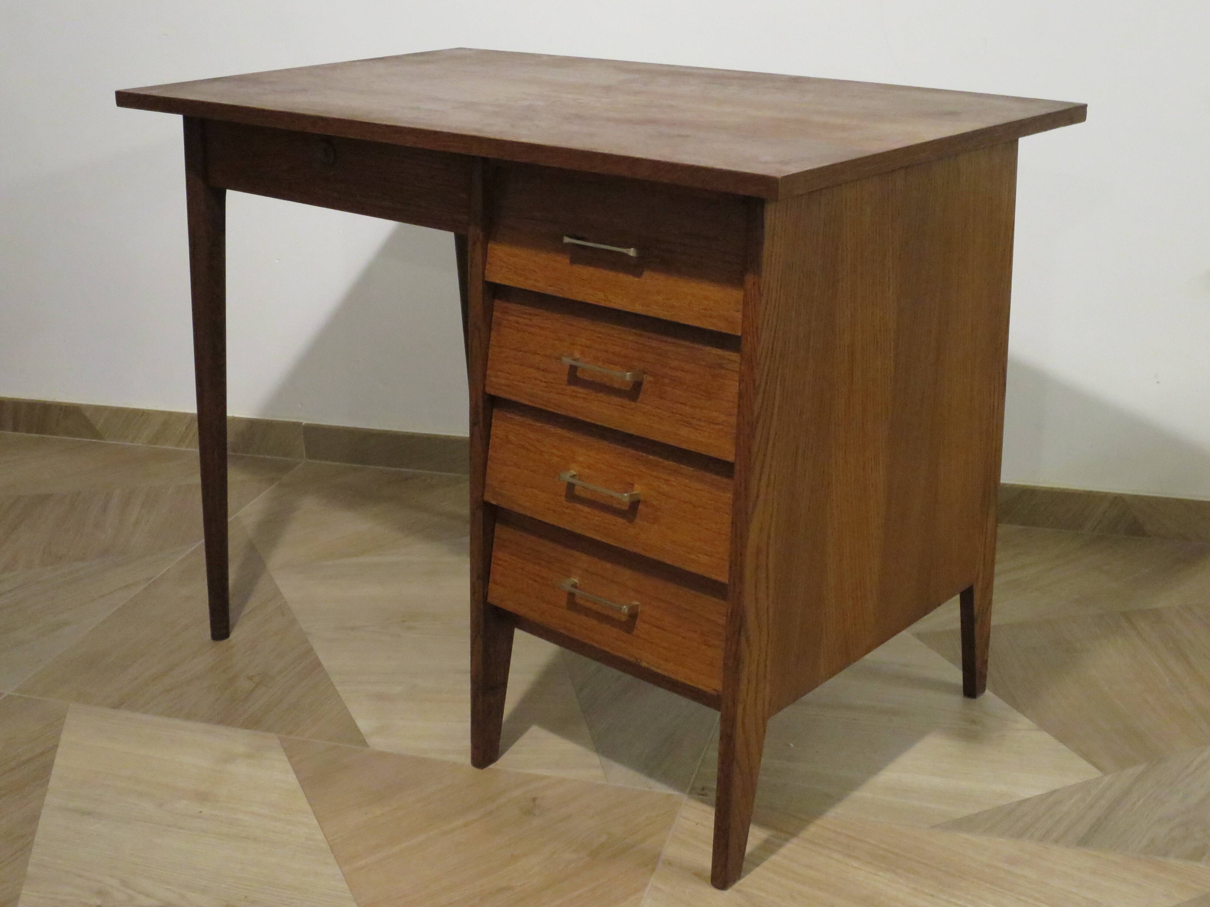 Beautiful vintage desk from the 70s - oak color - 5 drawers and 1 key - Scandinavian style