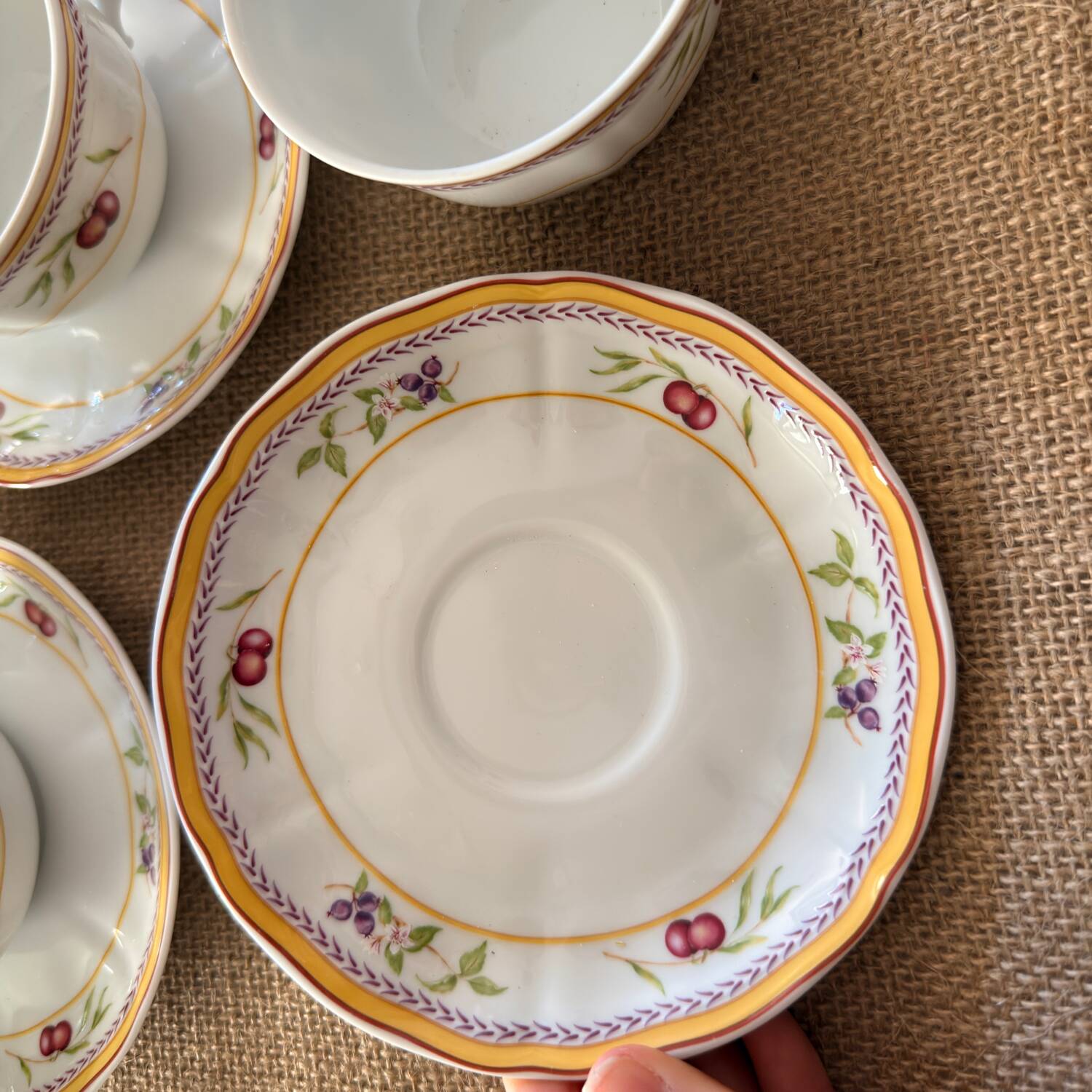 Lot de 4 tasses & soucoupes en porcelaine — Bruno Evrard, modèle Myrtille