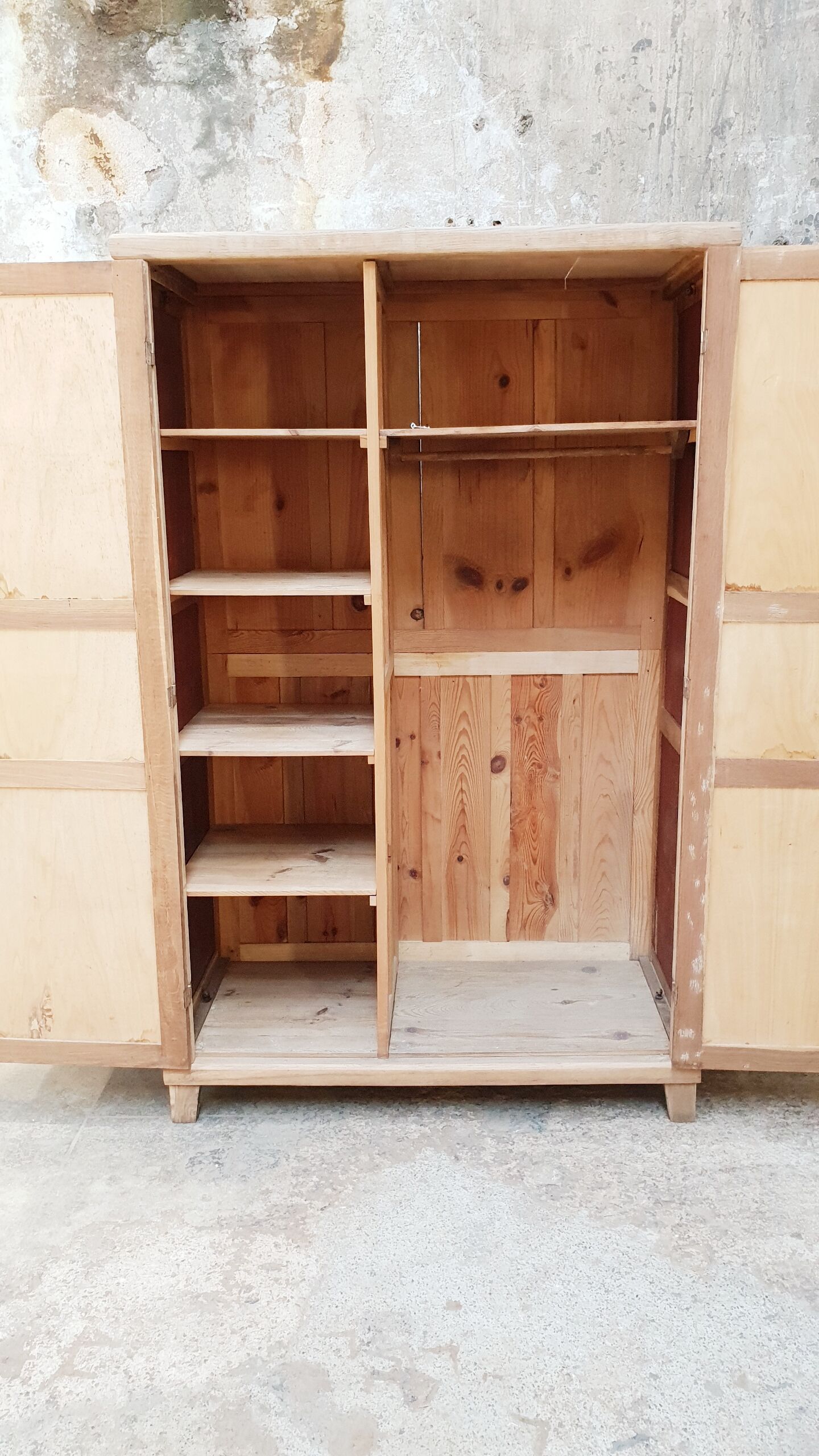 Armoire vintage