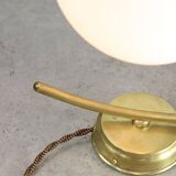 Applique murale italienne vintage en laiton et opaline