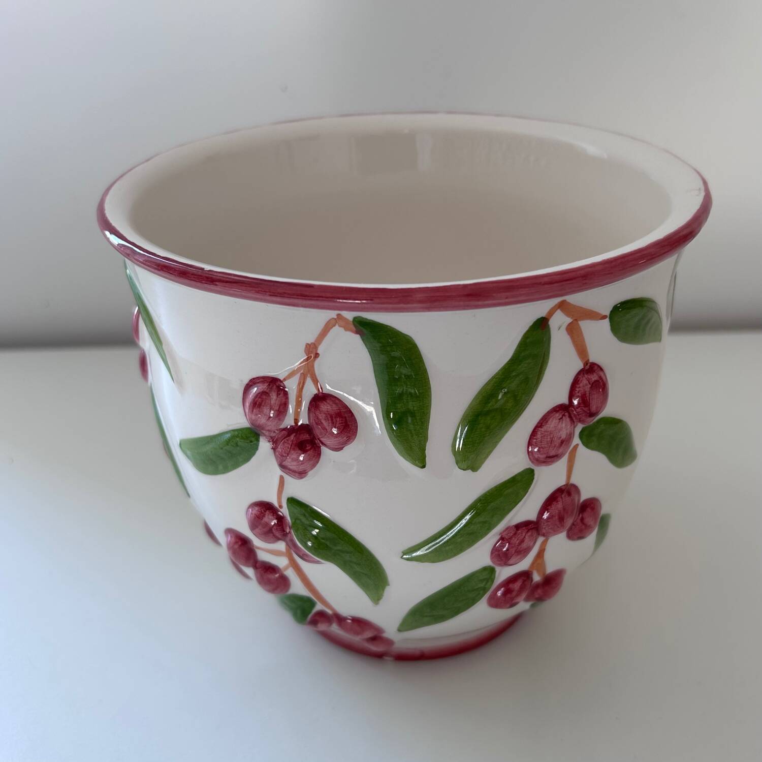 Decorative pot for cherries in earthenware