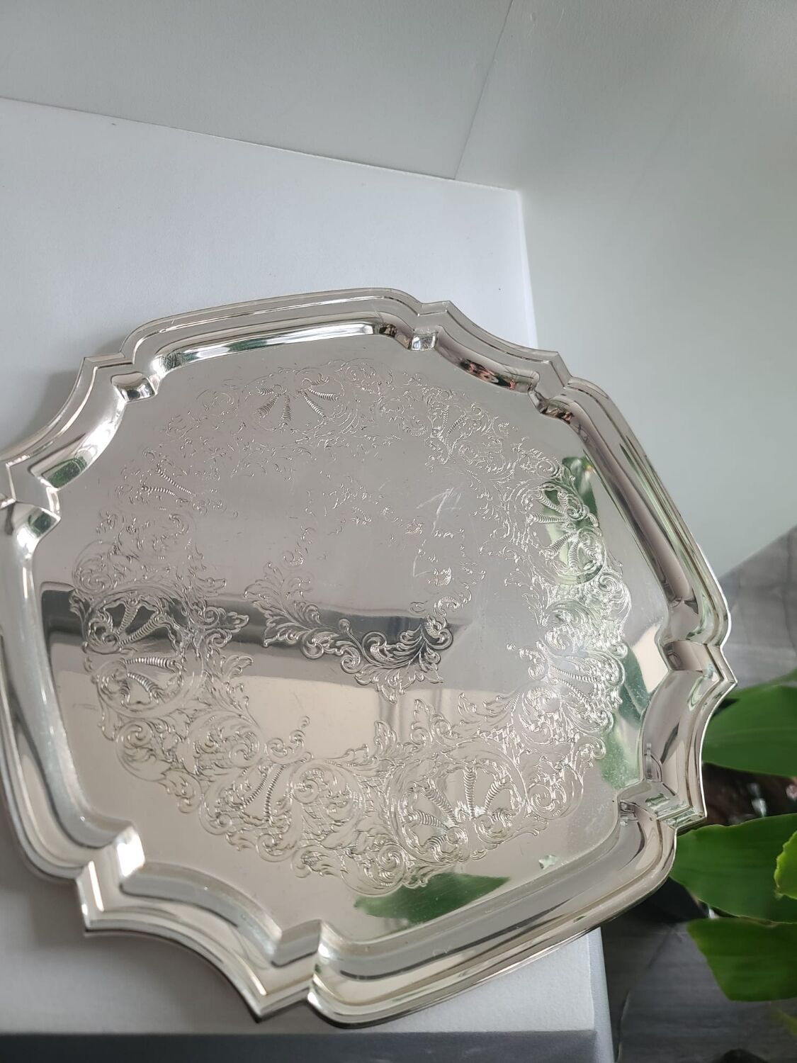 Round silver tarnish-resistant tray