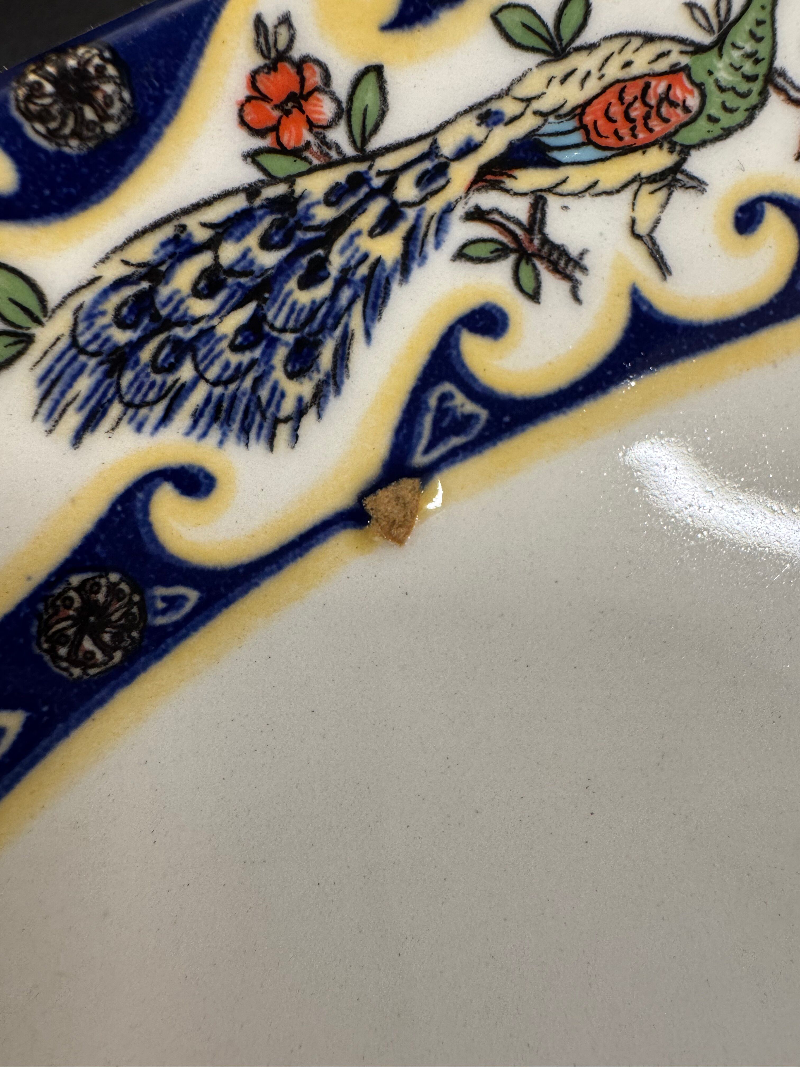 Grand plat à décor de Paons et fleurs XX siècle