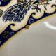 Grand plat à décor de Paons et fleurs XX siècle