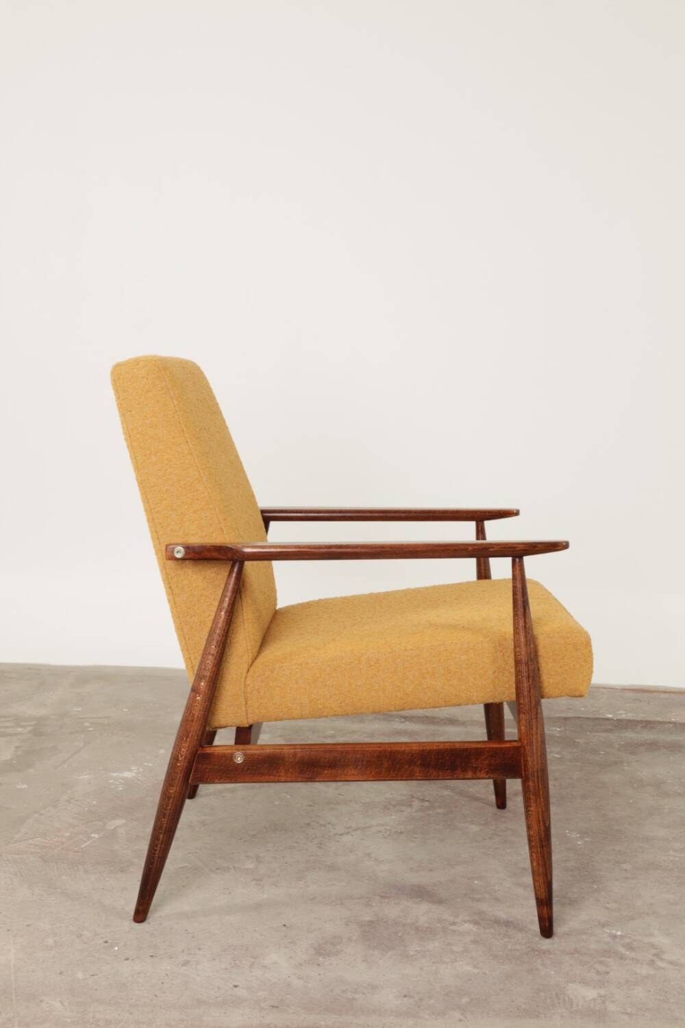 Fauteuil scandinave jaune moutarde bouclé conclu par H.Lis