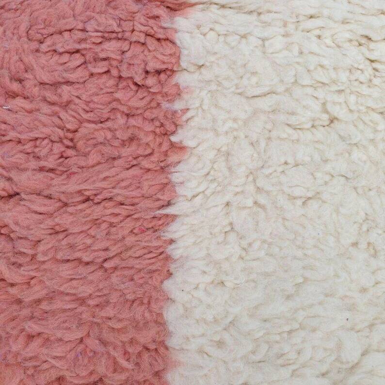 Large Moroccan rug made of natural wool, dimensions 250x150 cm, handmade.