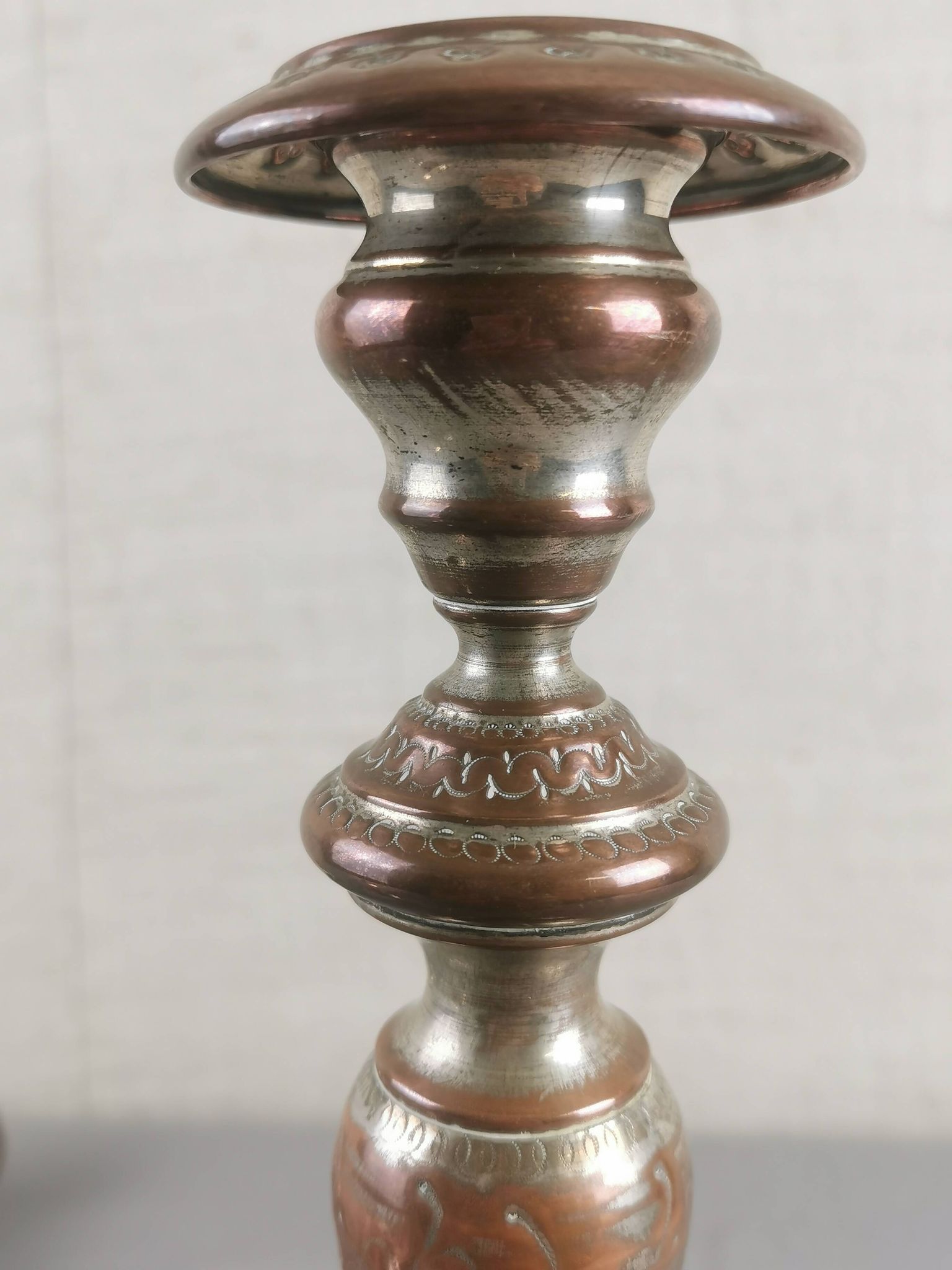 PAIRE DE BOUGEOIRS ANCIENS