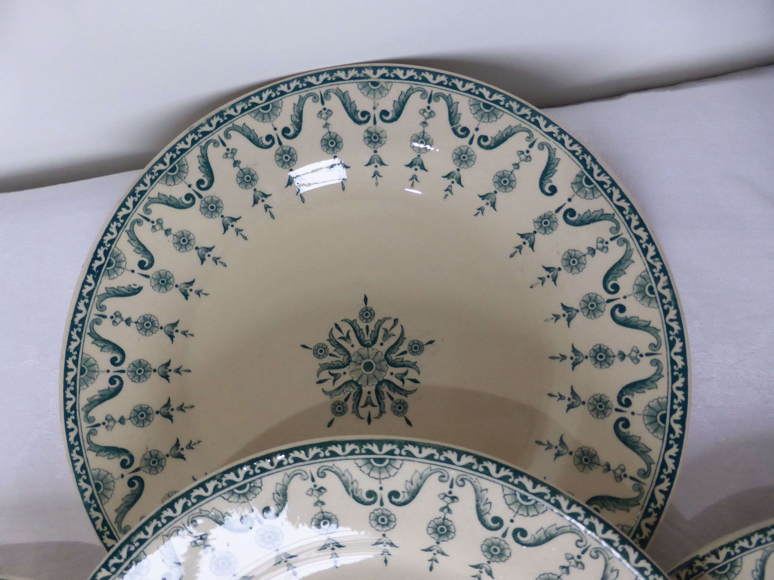 4 flat plates in iron earth from Gien Florentine model 211203