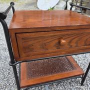 Table de chevet vintage en chêne massif et fer forgé