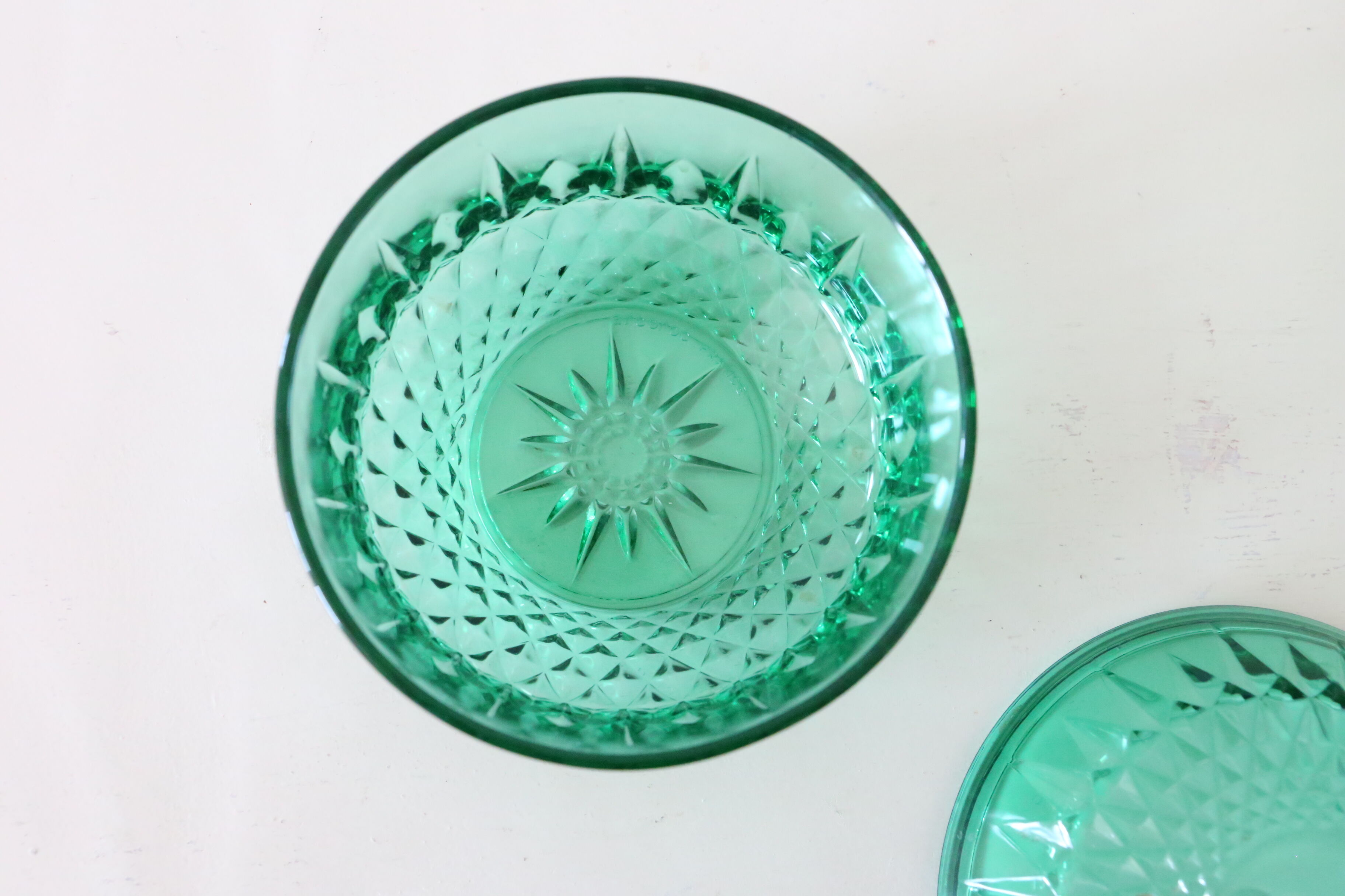 Bonbonnière en verre vert