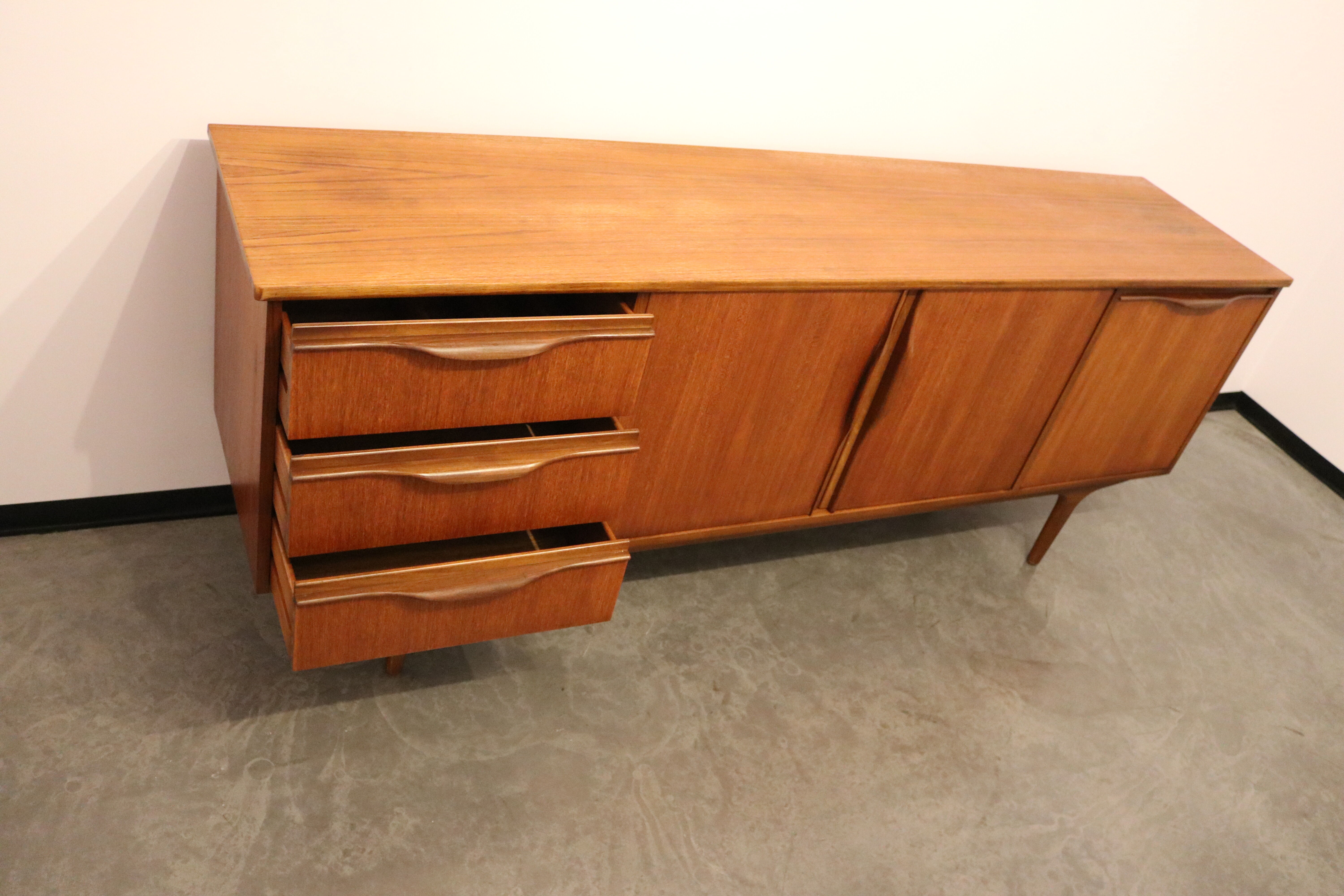 Sideboard in teak with built-in bar, Mcintosch - Scotland - 1960's