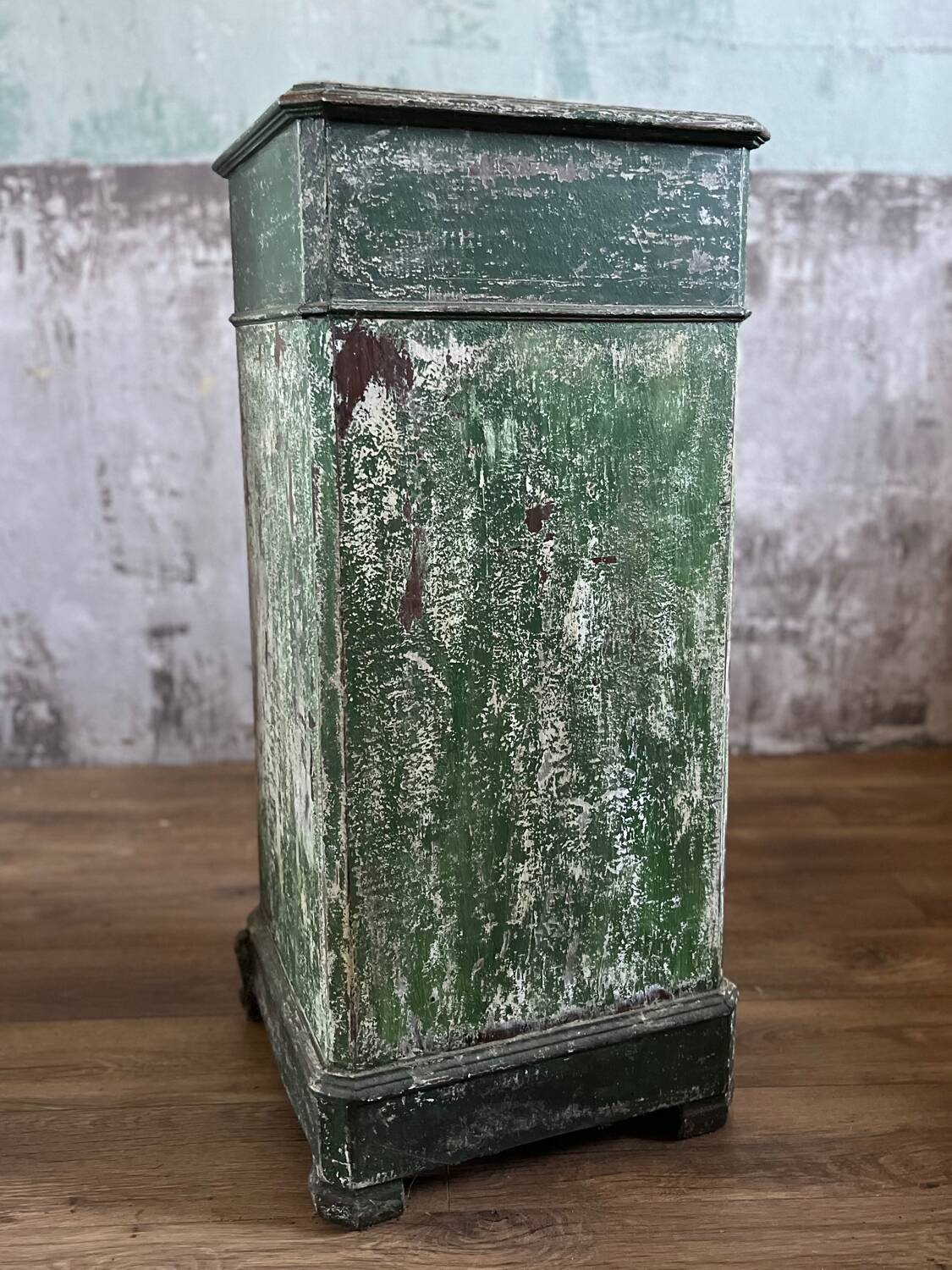 Chiffonnier ancien en bois patiné vert
