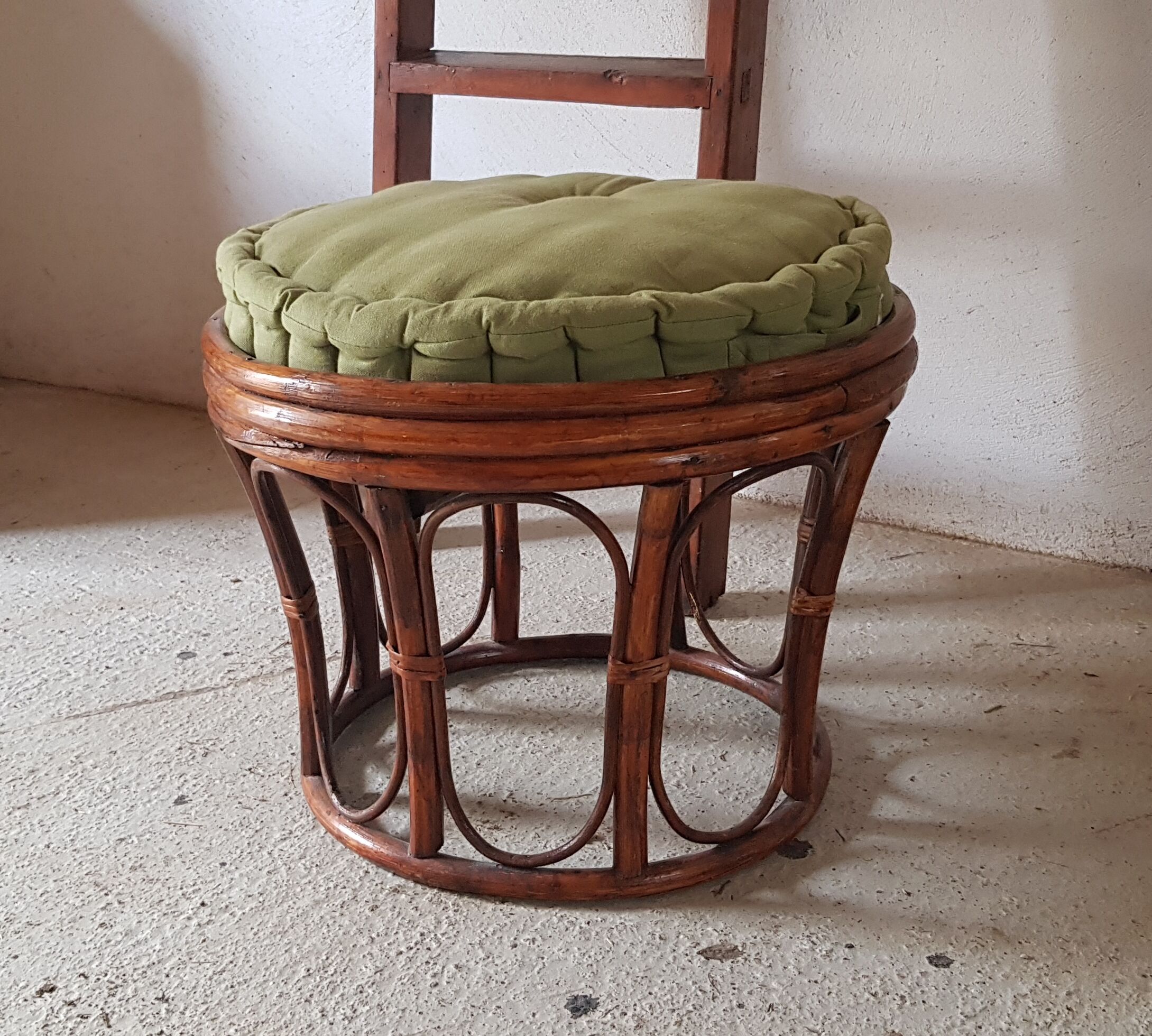 Rattan pouf with cousin